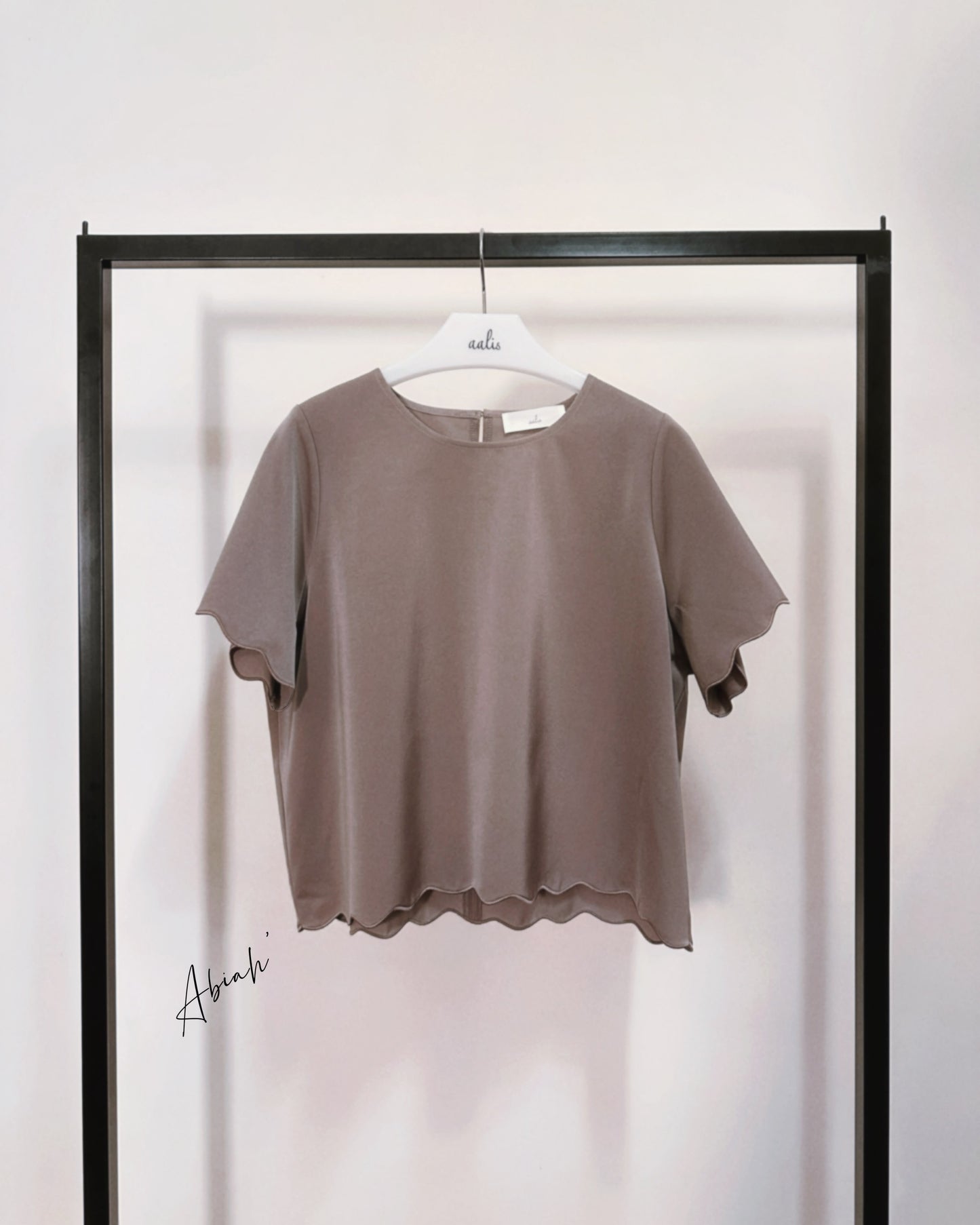 aalis ABIAH SOLID SS26 scallop edge top (Coco)