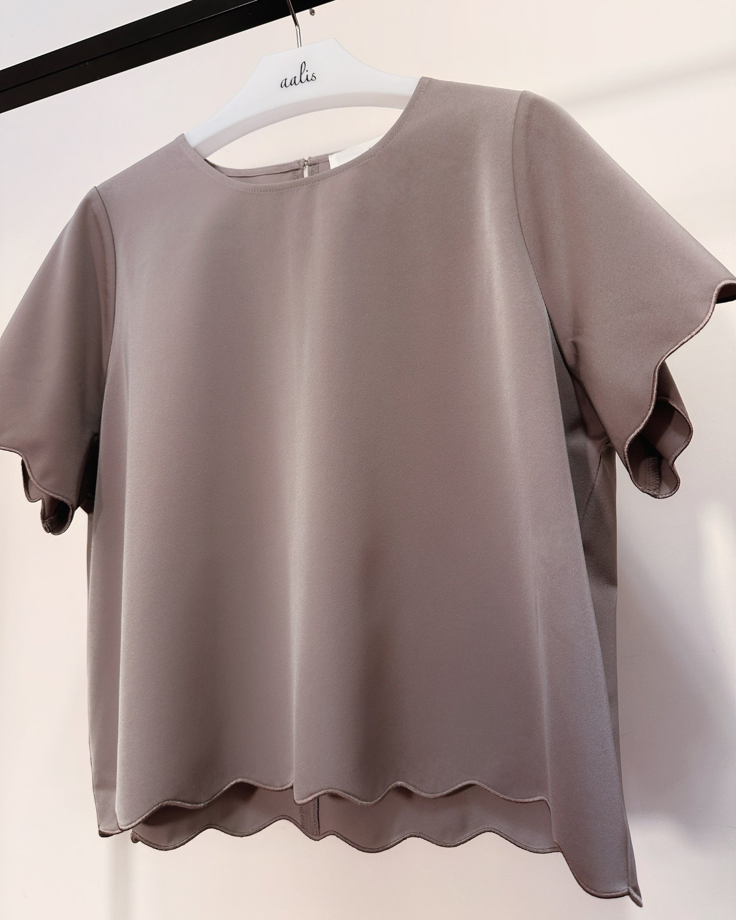 aalis ABIAH SOLID SS26 scallop edge top (Coco)