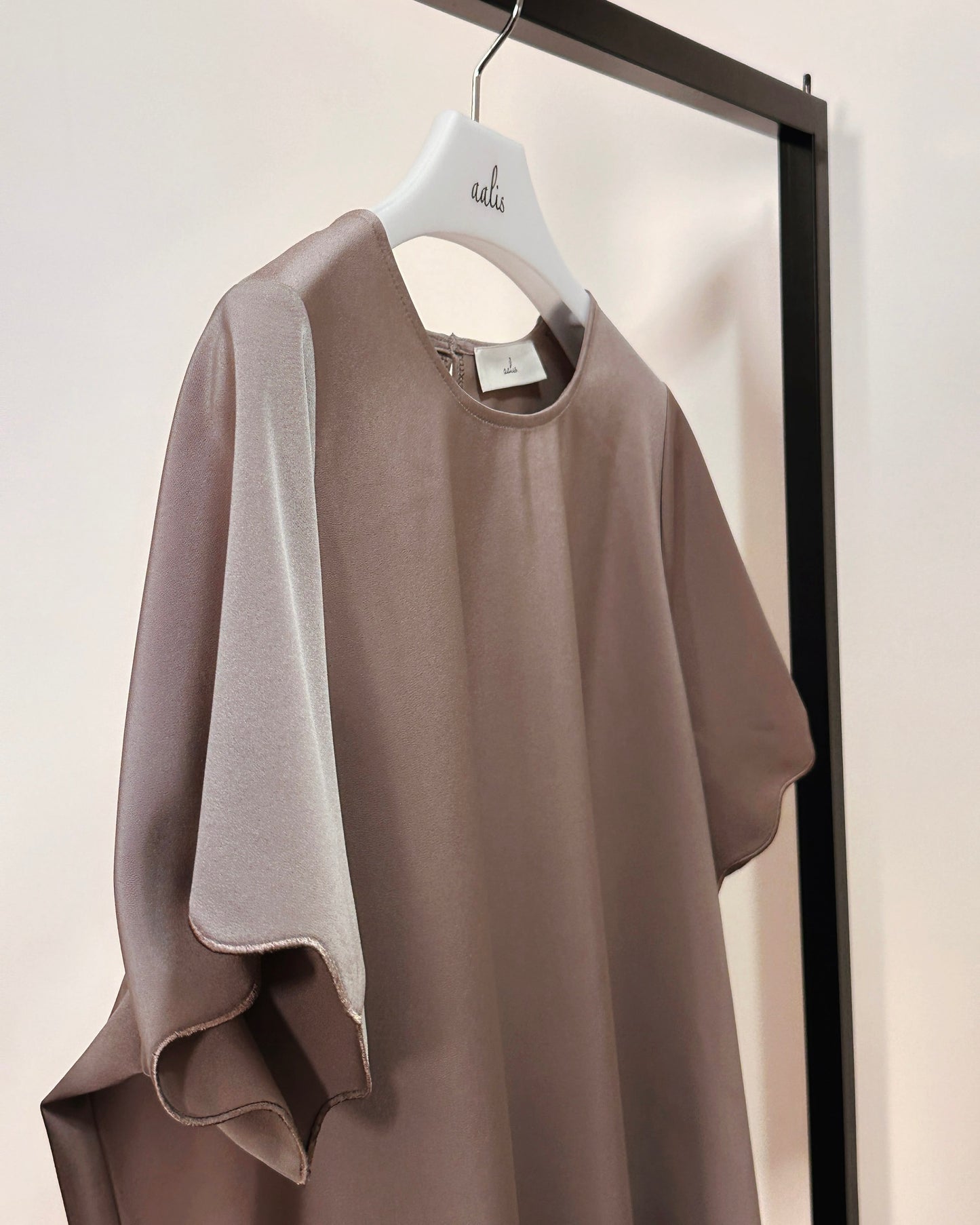 aalis ABIAH SOLID SS26 scallop edge top (Coco)