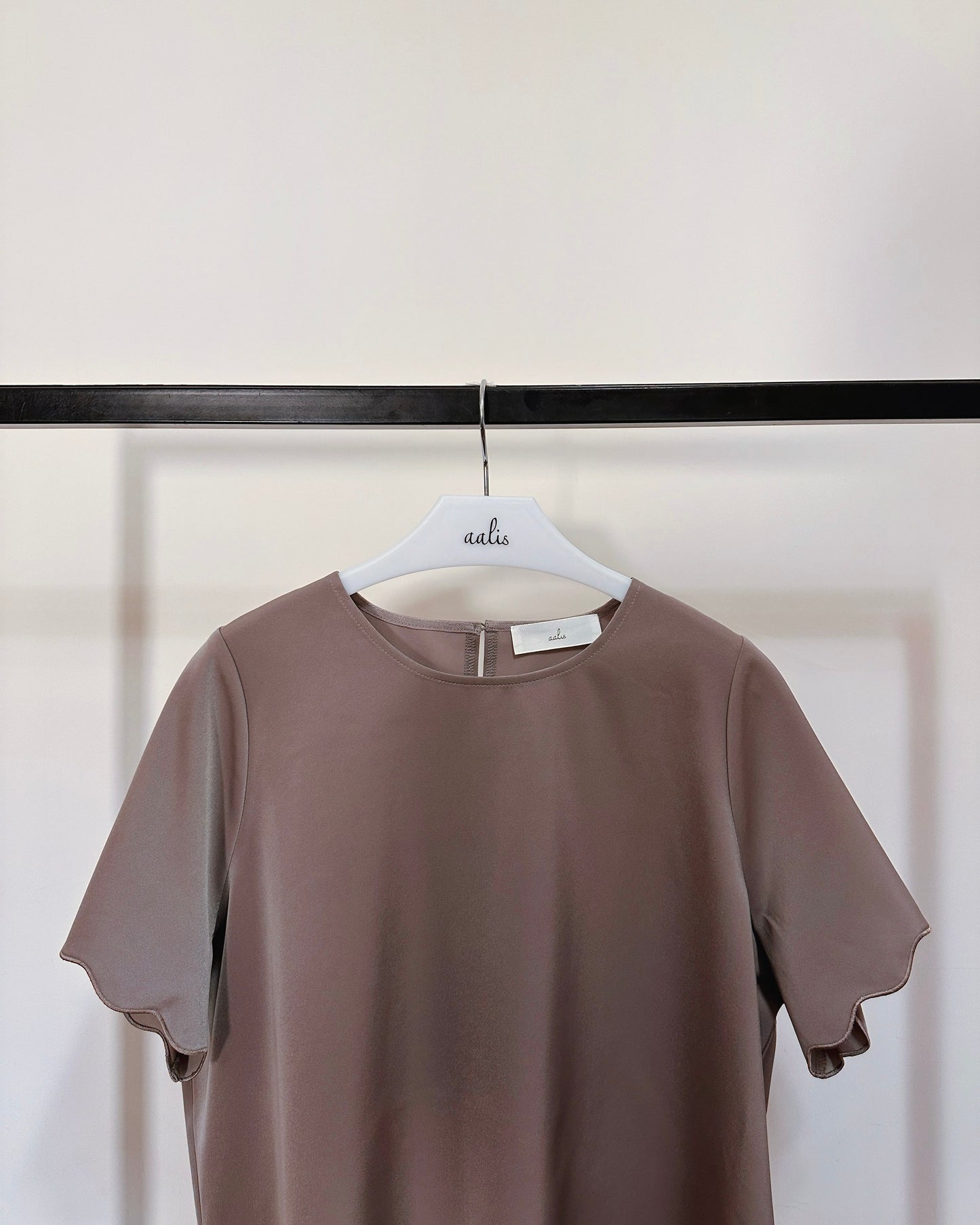 aalis ABIAH SOLID SS26 scallop edge top (Coco)