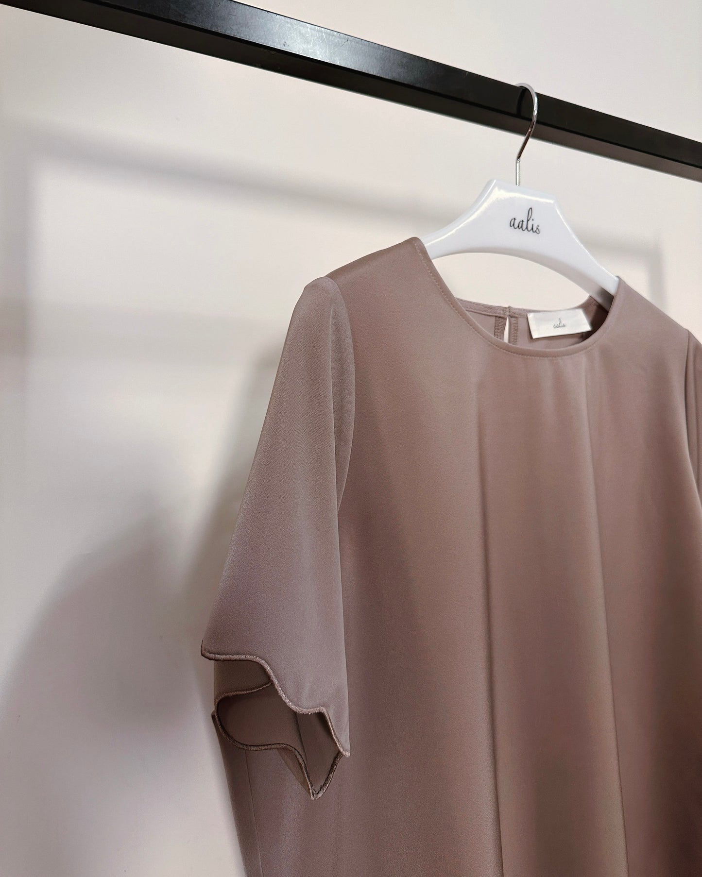aalis ABIAH SOLID SS26 scallop edge top (Coco)
