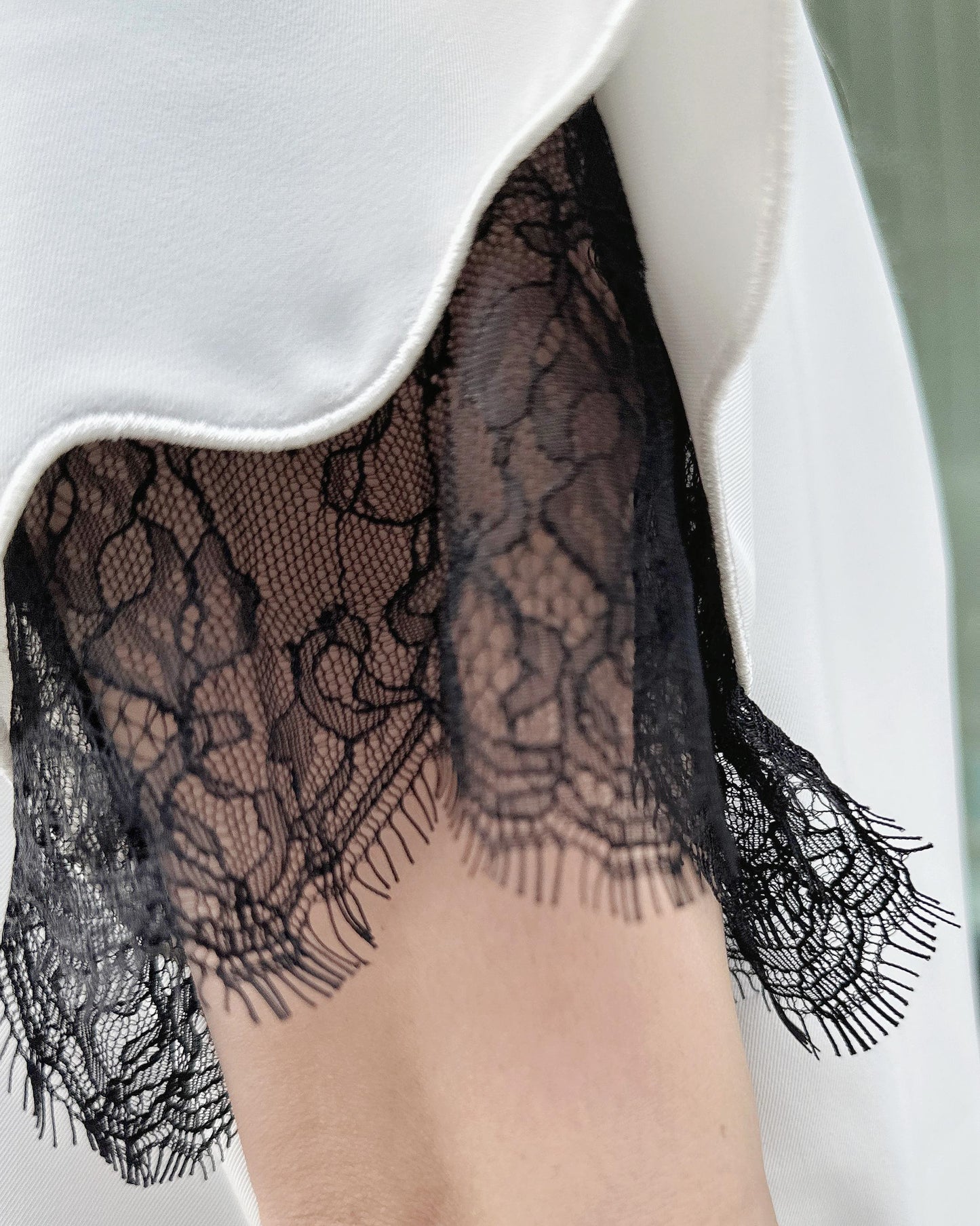 aalis ABE SS26 scallop edge lace trim top (White Black)