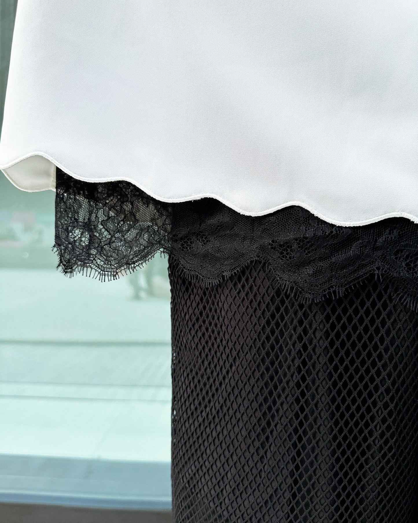 (Pre-order) aalis ABE SS26 scallop edge lace trim top (White Black)