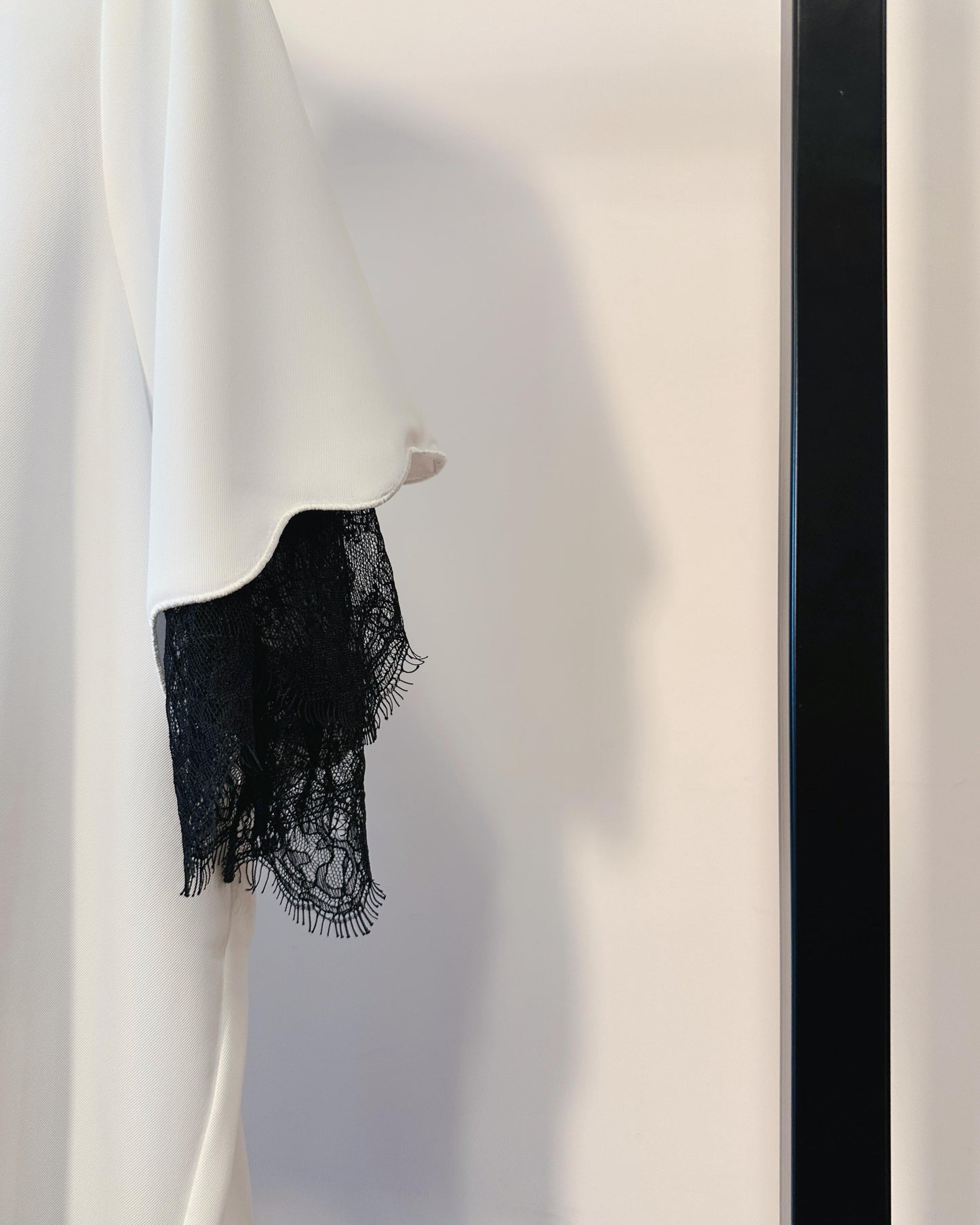 (Pre-order) aalis ABE SS26 scallop edge lace trim top (White Black)