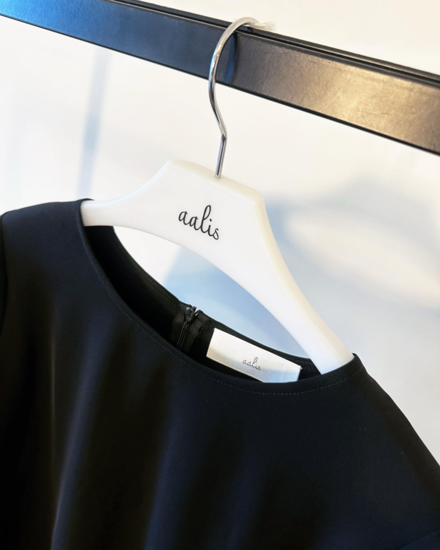 aalis SOCO chiffon ruffle trimmed s/s top (Black)