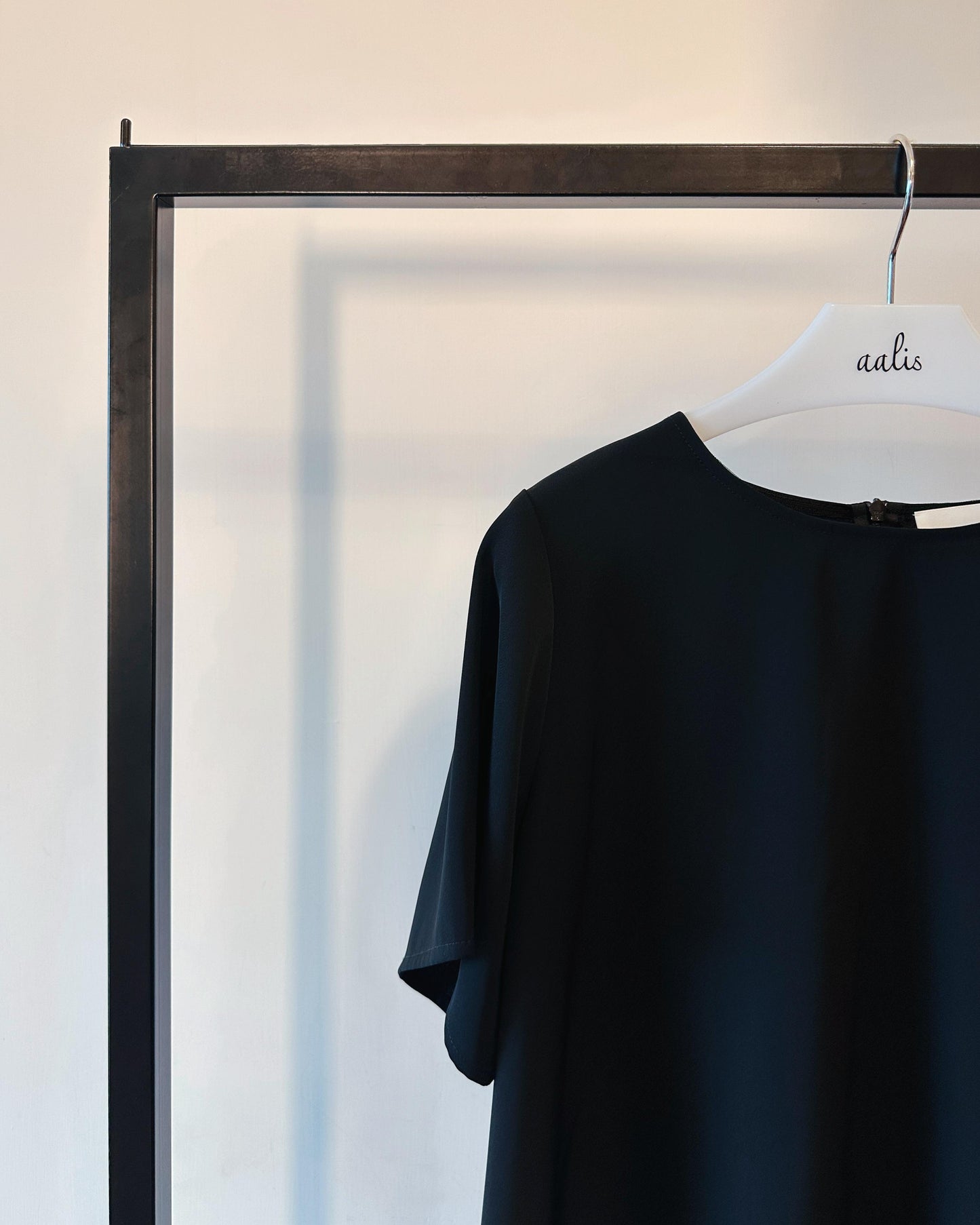 aalis SOCO chiffon ruffle trimmed s/s top (Black)