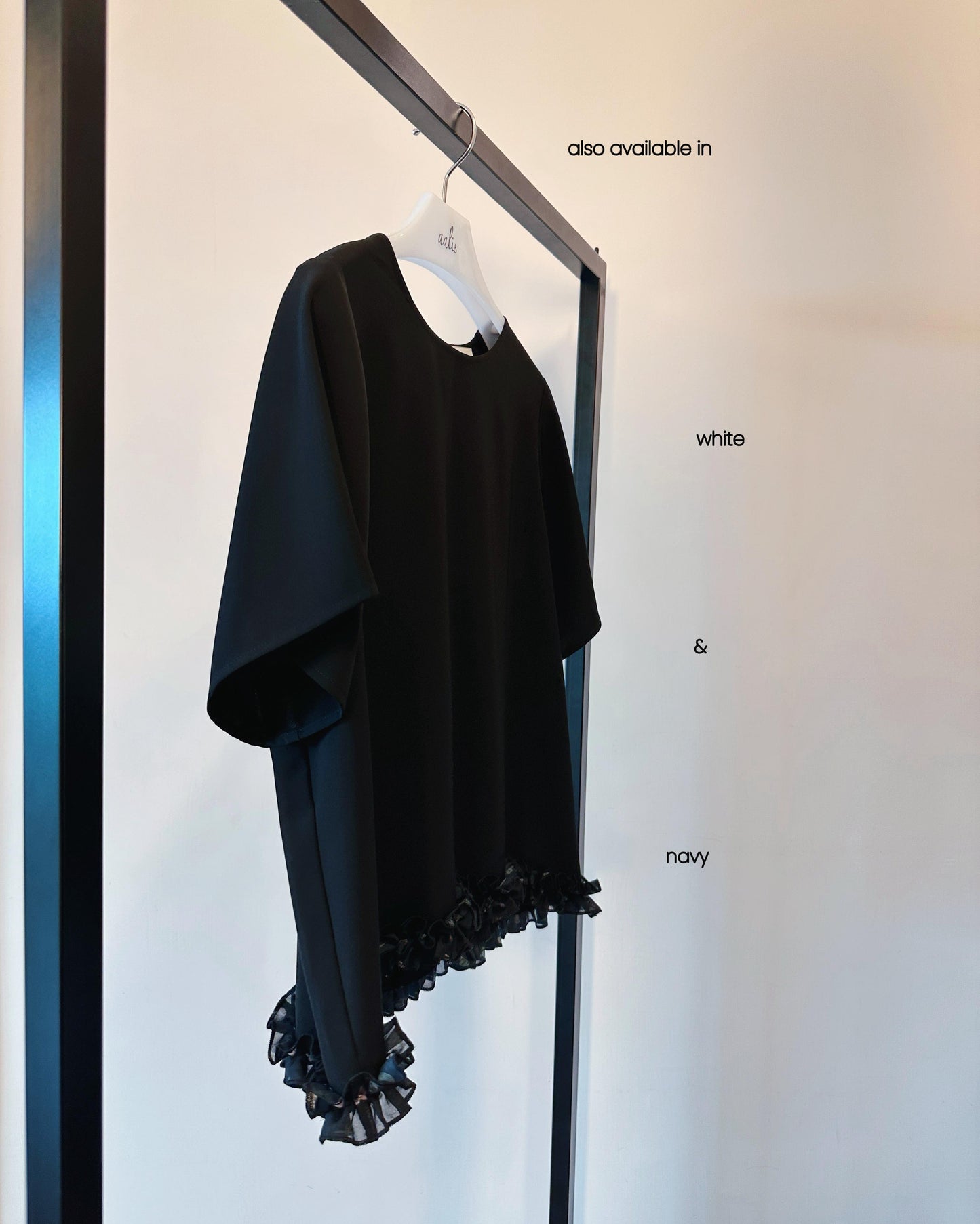 aalis SOCO chiffon ruffle trimmed s/s top (Black)