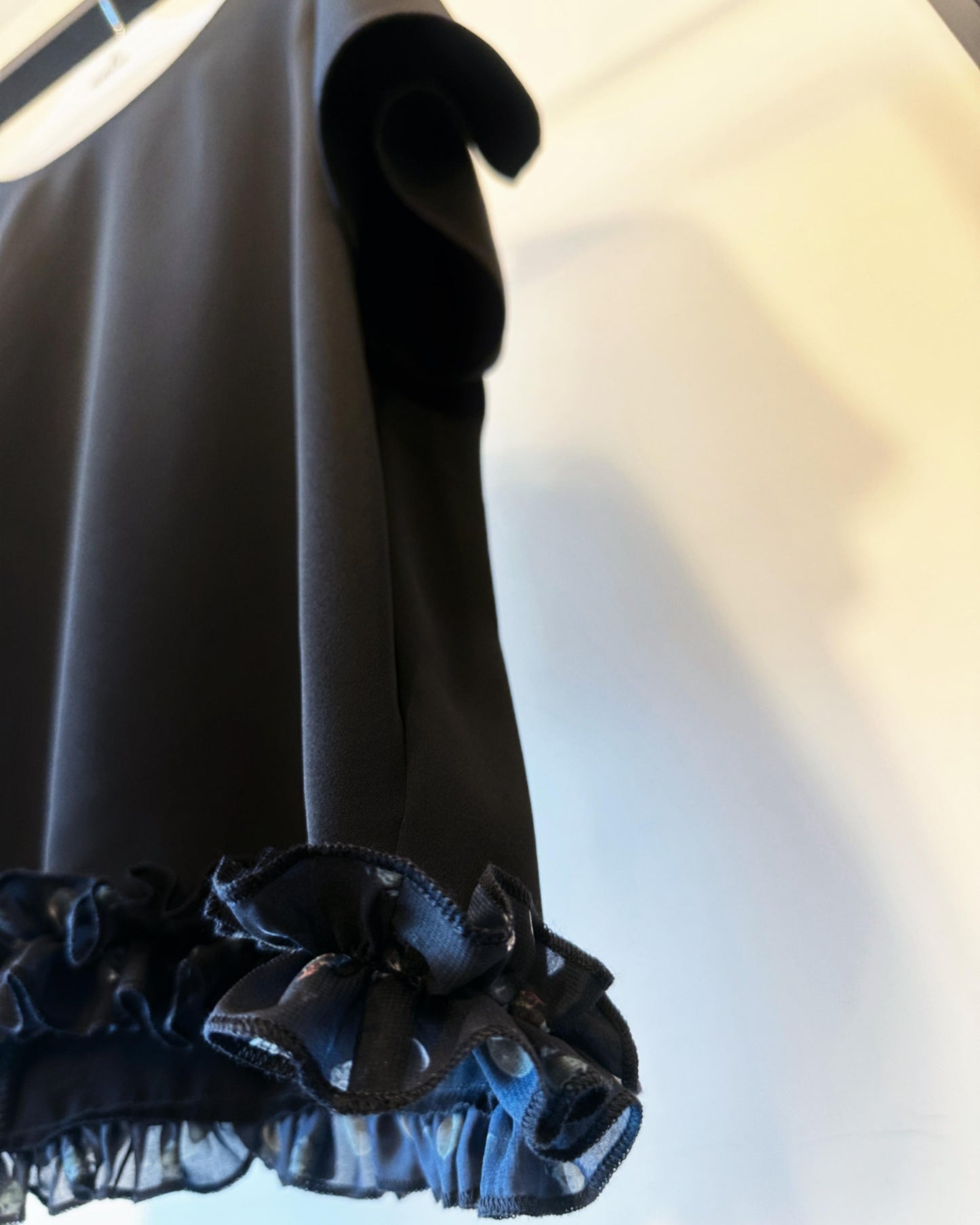 aalis SOCO chiffon ruffle trimmed s/s top (Black)