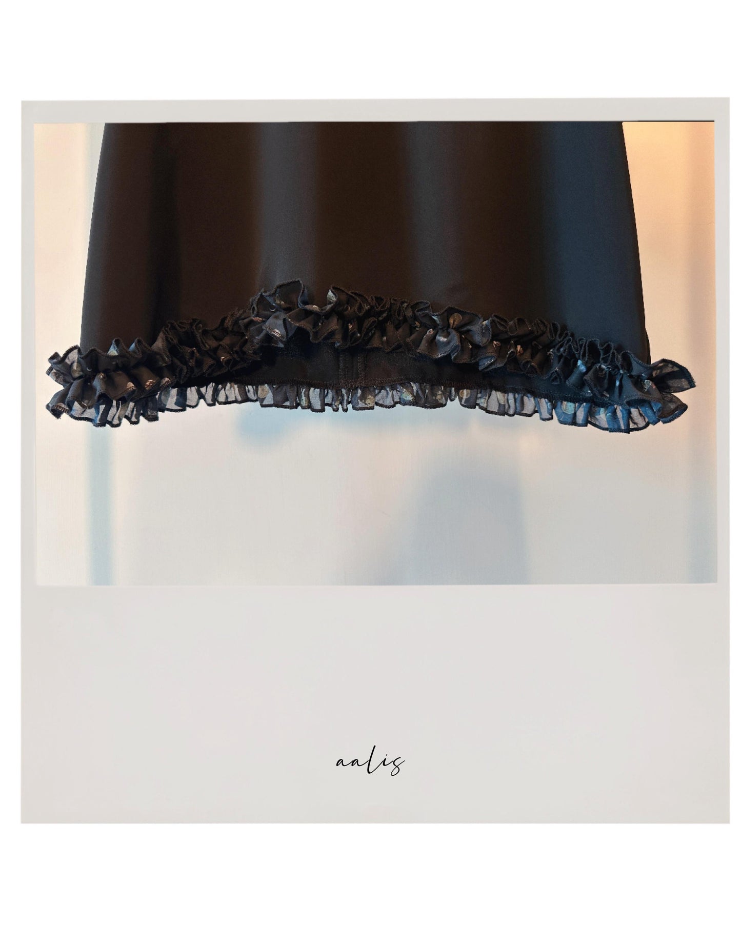 aalis SOCO chiffon ruffle trimmed s/s top (Black)