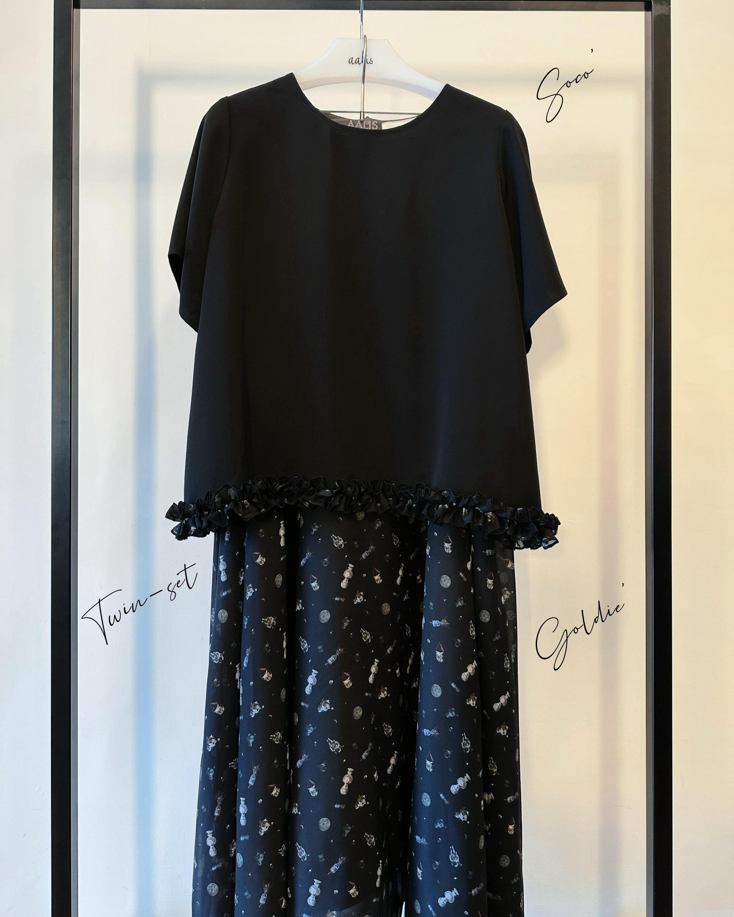 aalis SOCO chiffon ruffle trimmed s/s top (Black)