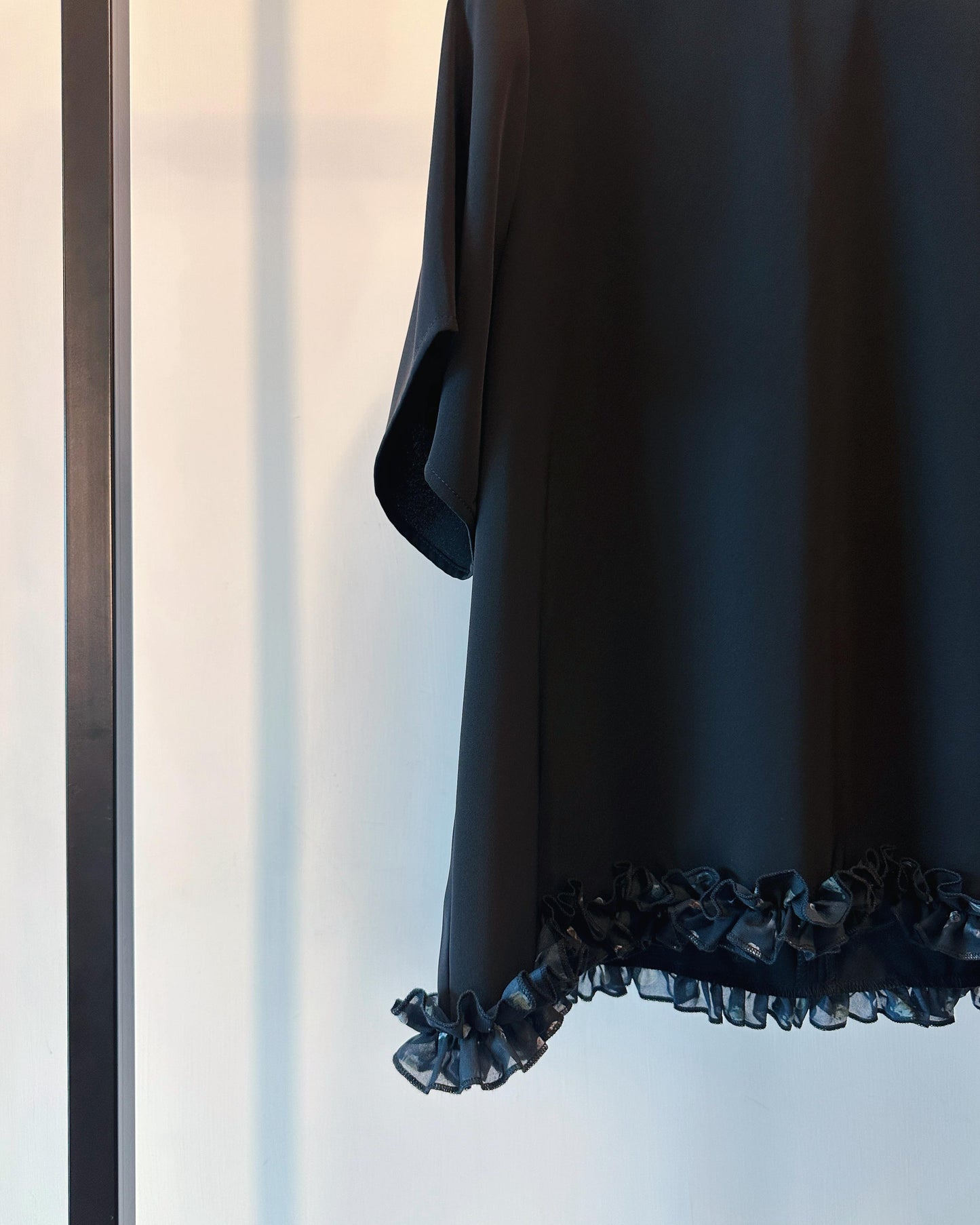 aalis SOCO chiffon ruffle trimmed s/s top (Black)