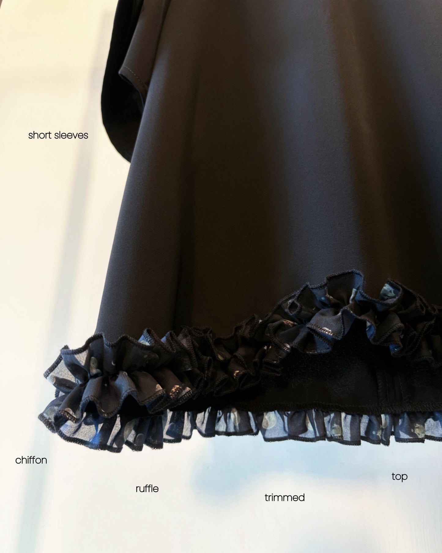 aalis SOCO chiffon ruffle trimmed s/s top (Black)
