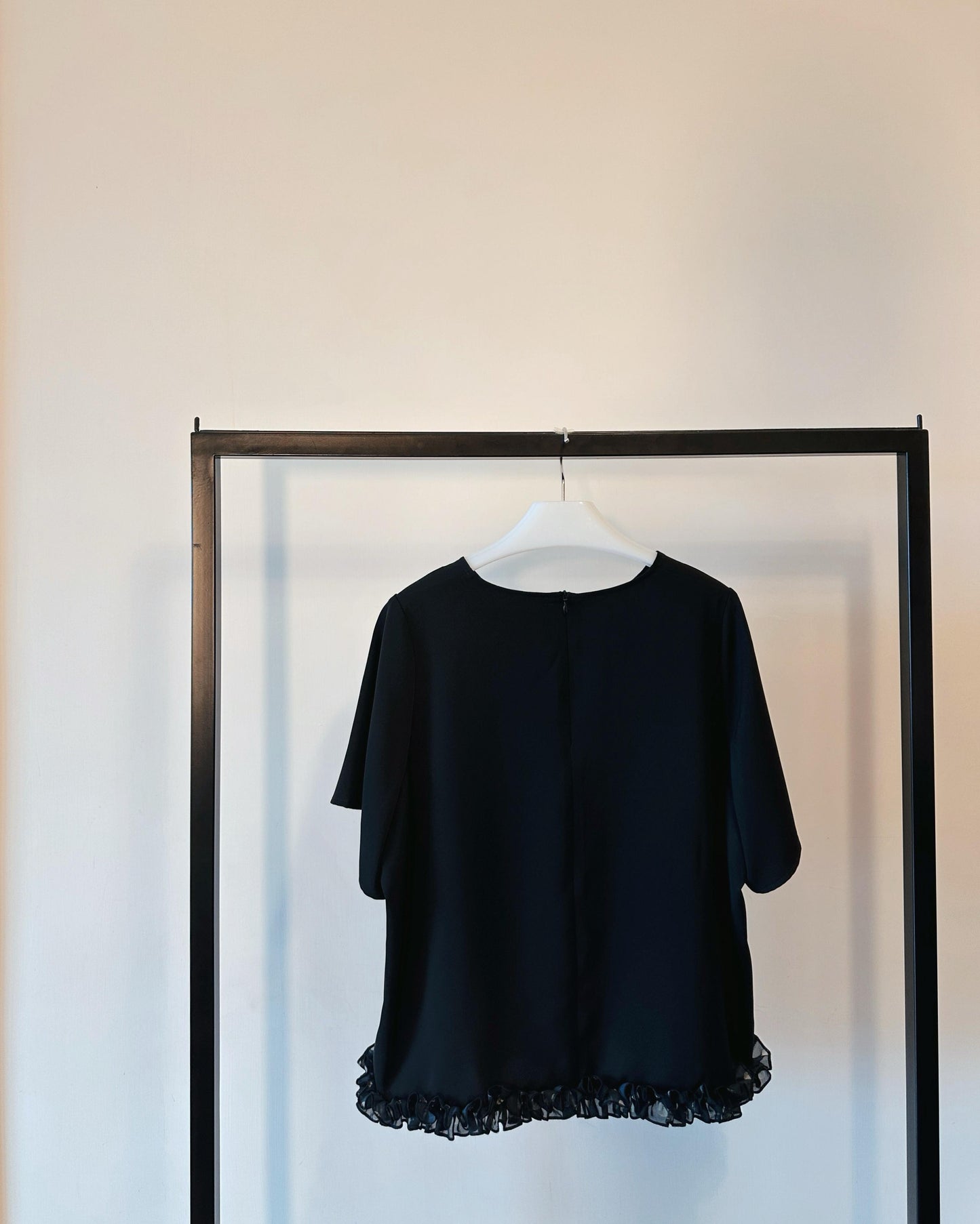 aalis SOCO chiffon ruffle trimmed s/s top (Black)