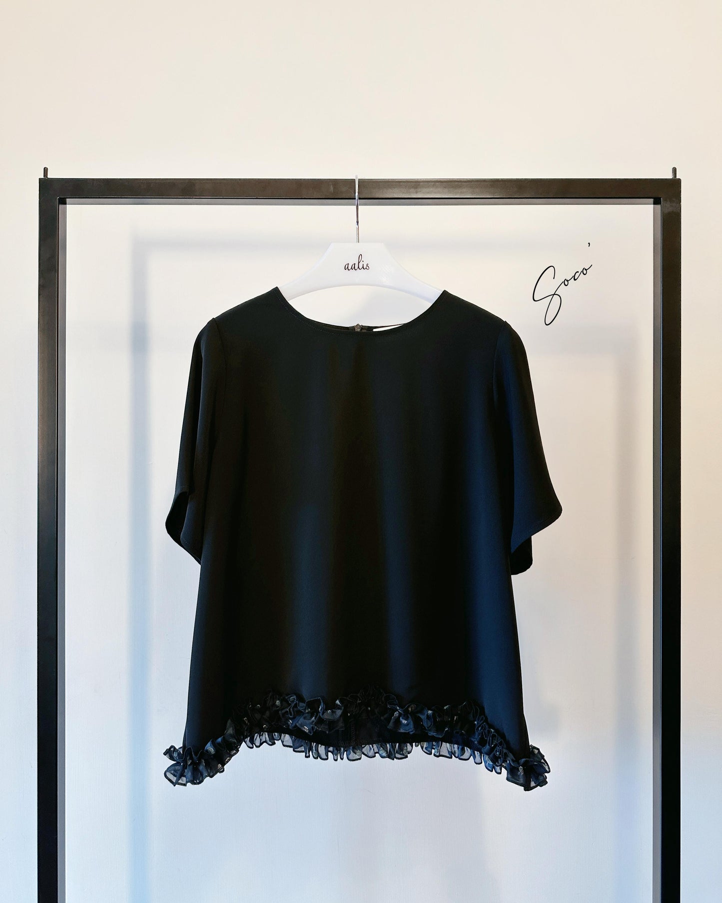 aalis SOCO chiffon ruffle trimmed s/s top (Black)