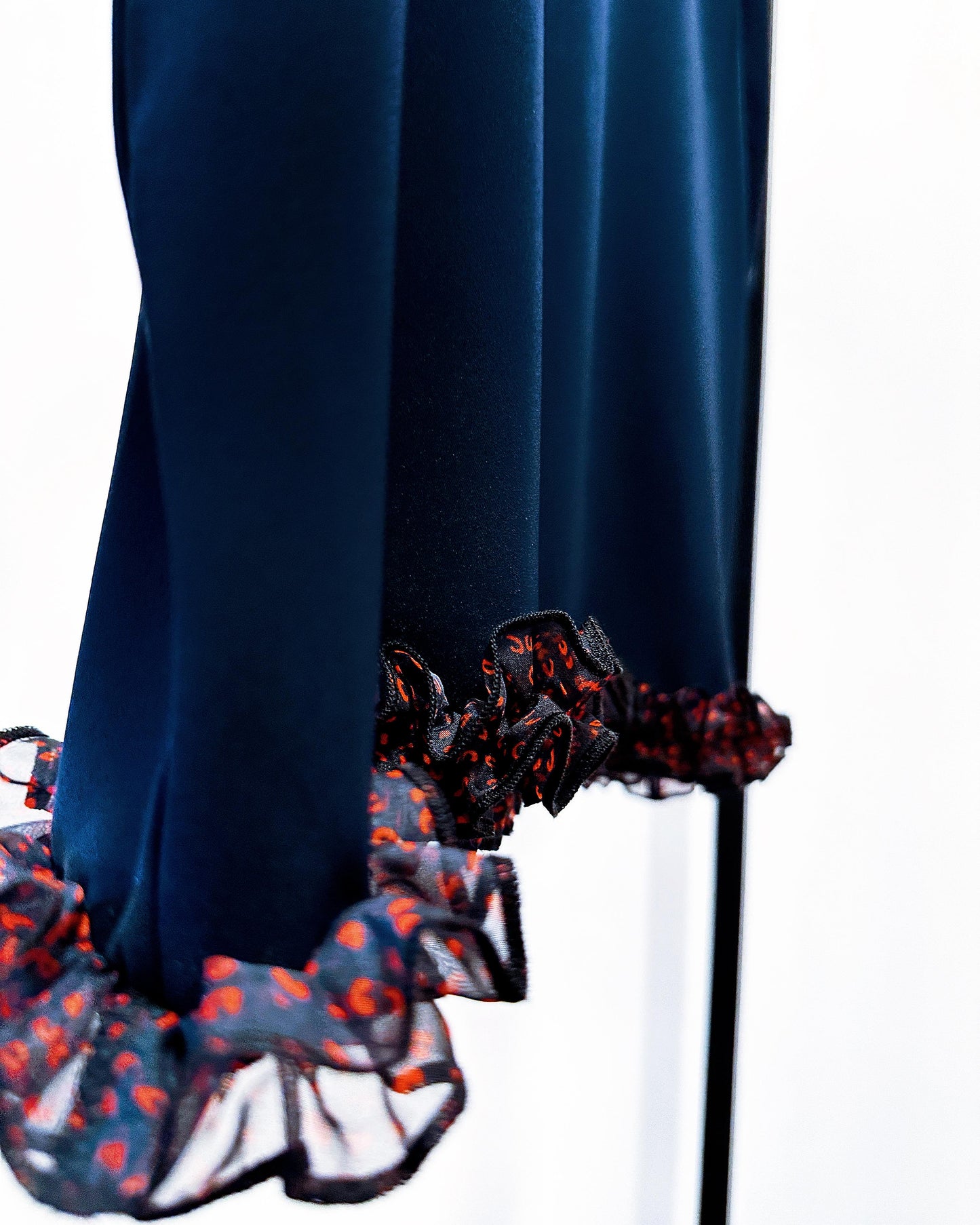 aalis SOCO chiffon ruffle trimmed s/s top (Navy)