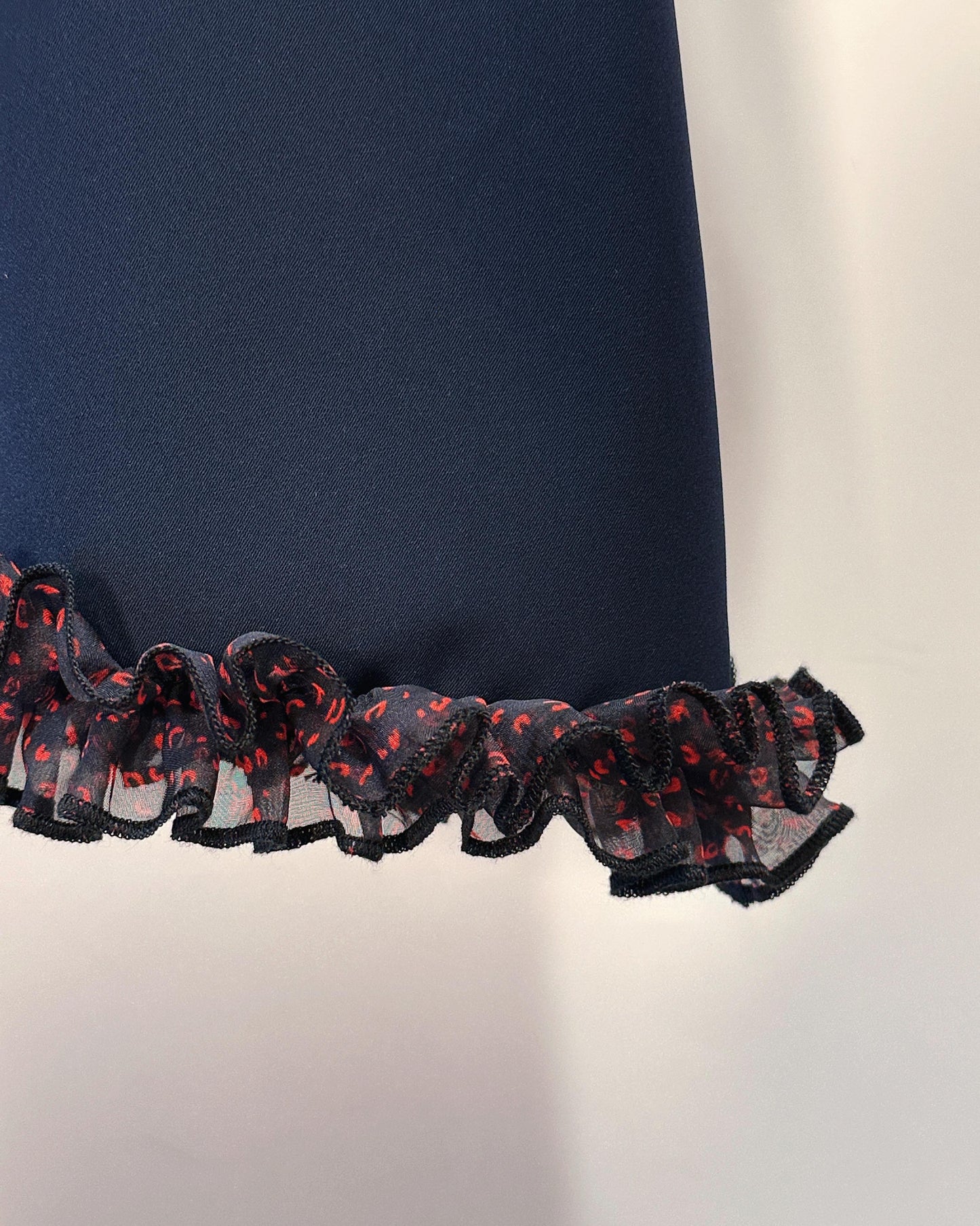 aalis SOCO chiffon ruffle trimmed s/s top (Navy)