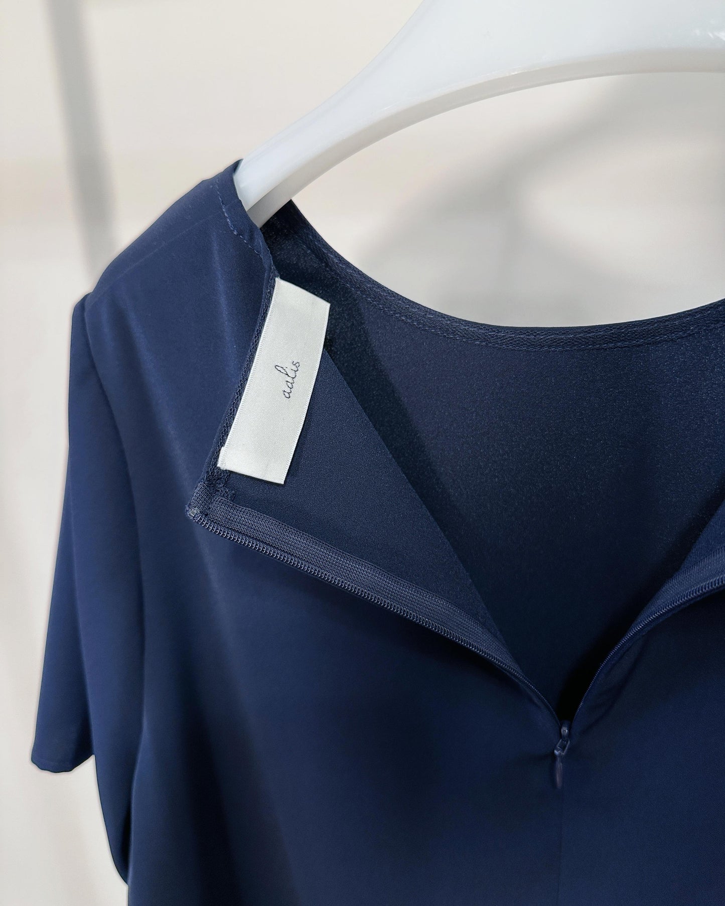 aalis SOCO chiffon ruffle trimmed s/s top (Navy)