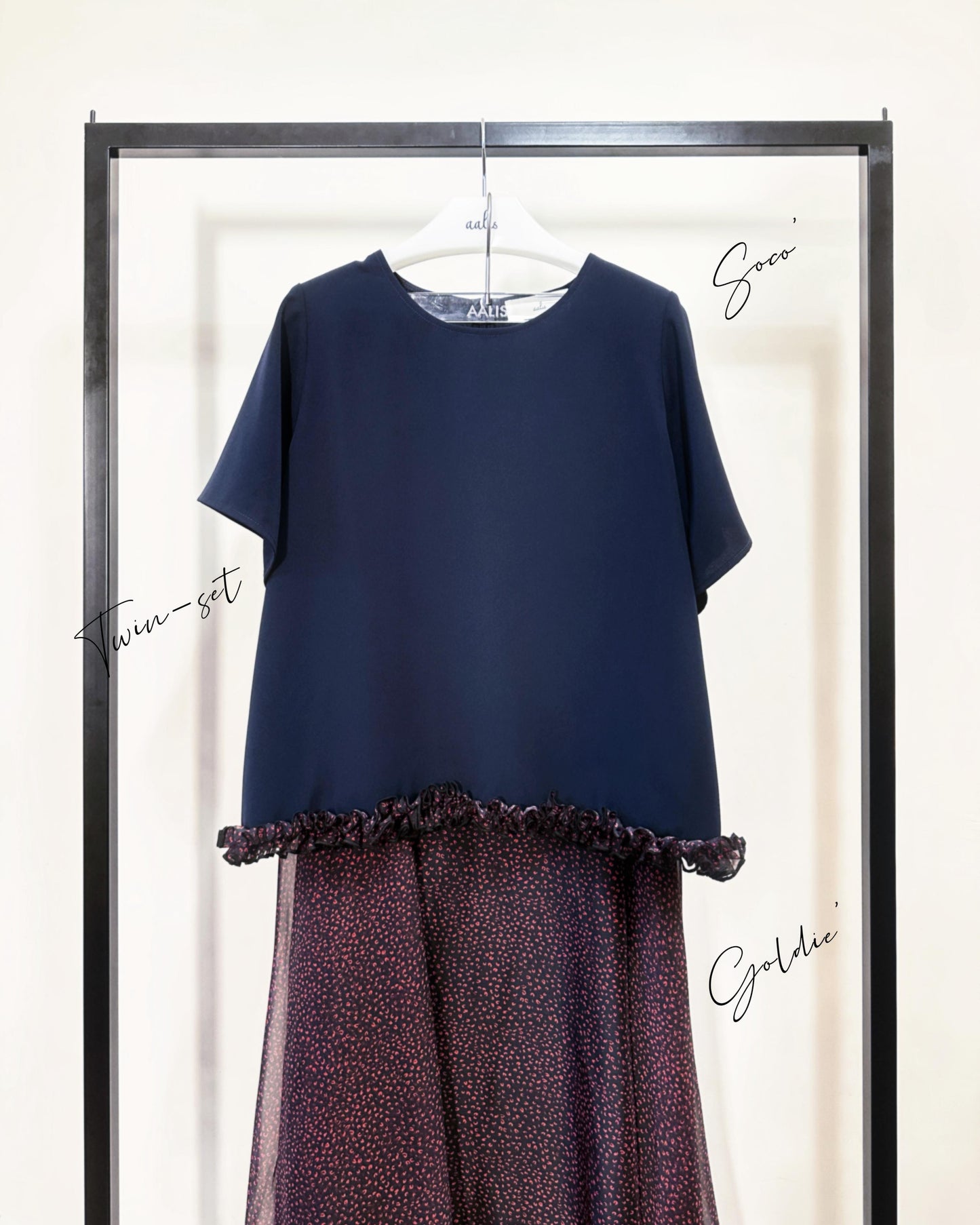 aalis SOCO chiffon ruffle trimmed s/s top (Navy)