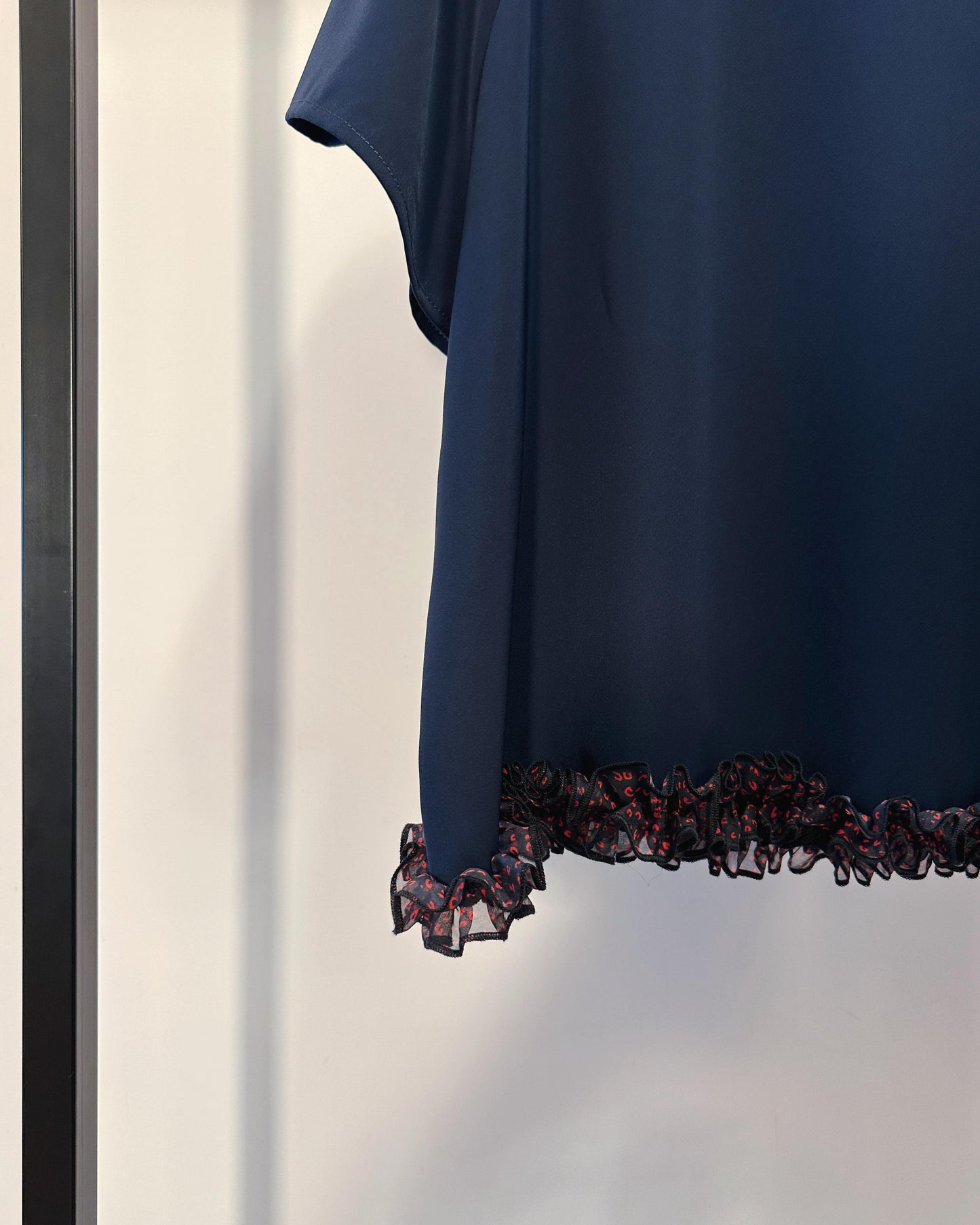 aalis SOCO chiffon ruffle trimmed s/s top (Navy)
