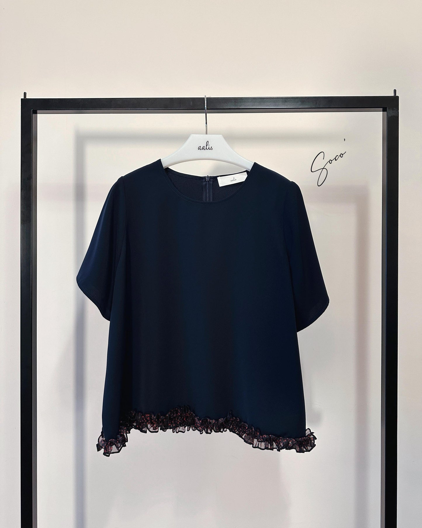 aalis SOCO chiffon ruffle trimmed s/s top (Navy)