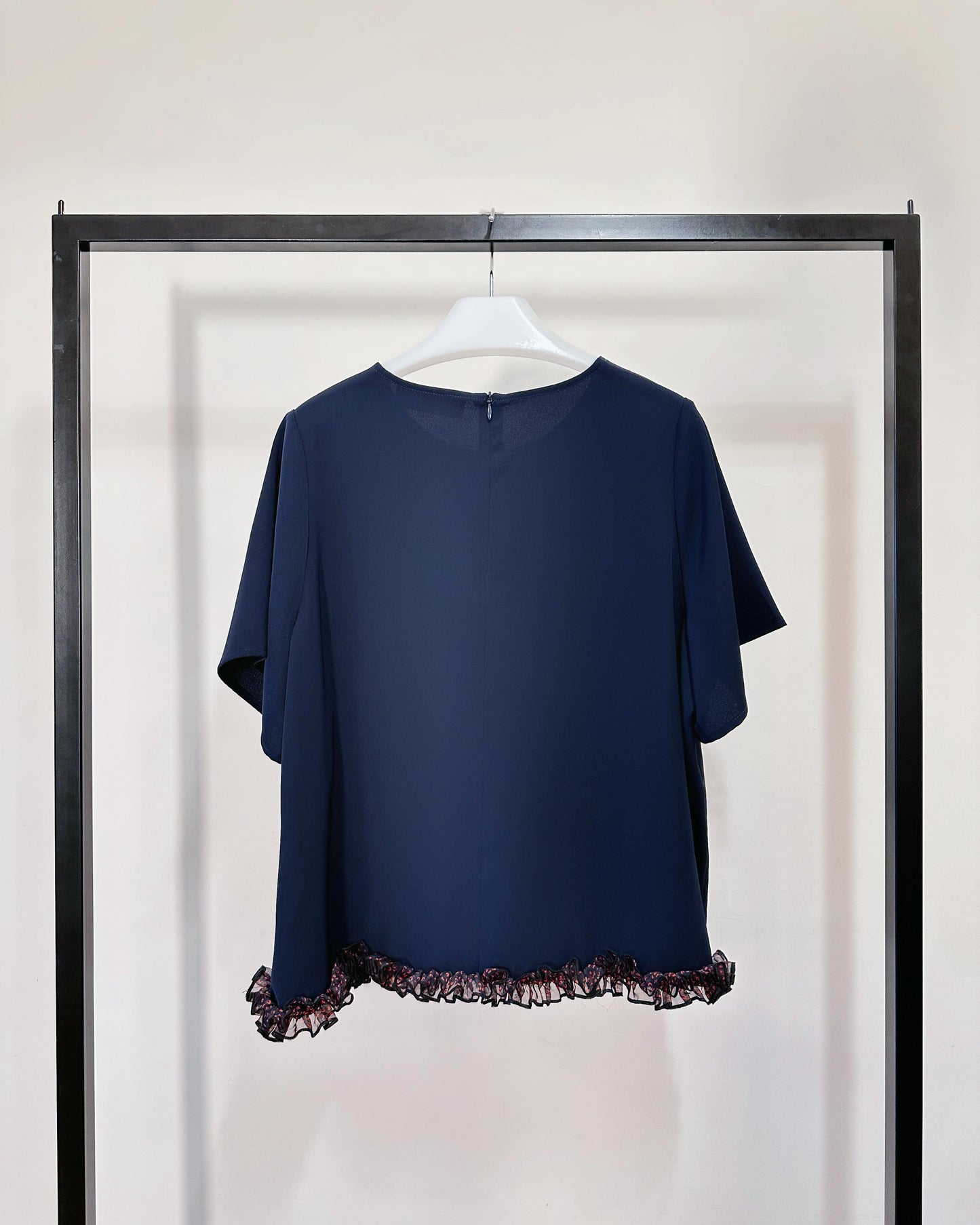 aalis SOCO chiffon ruffle trimmed s/s top (Navy)
