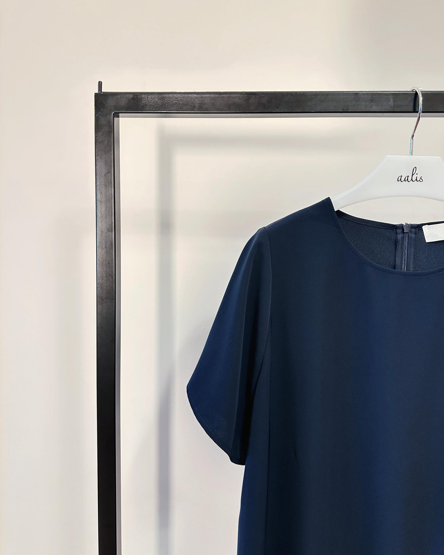 aalis SOCO chiffon ruffle trimmed s/s top (Navy)