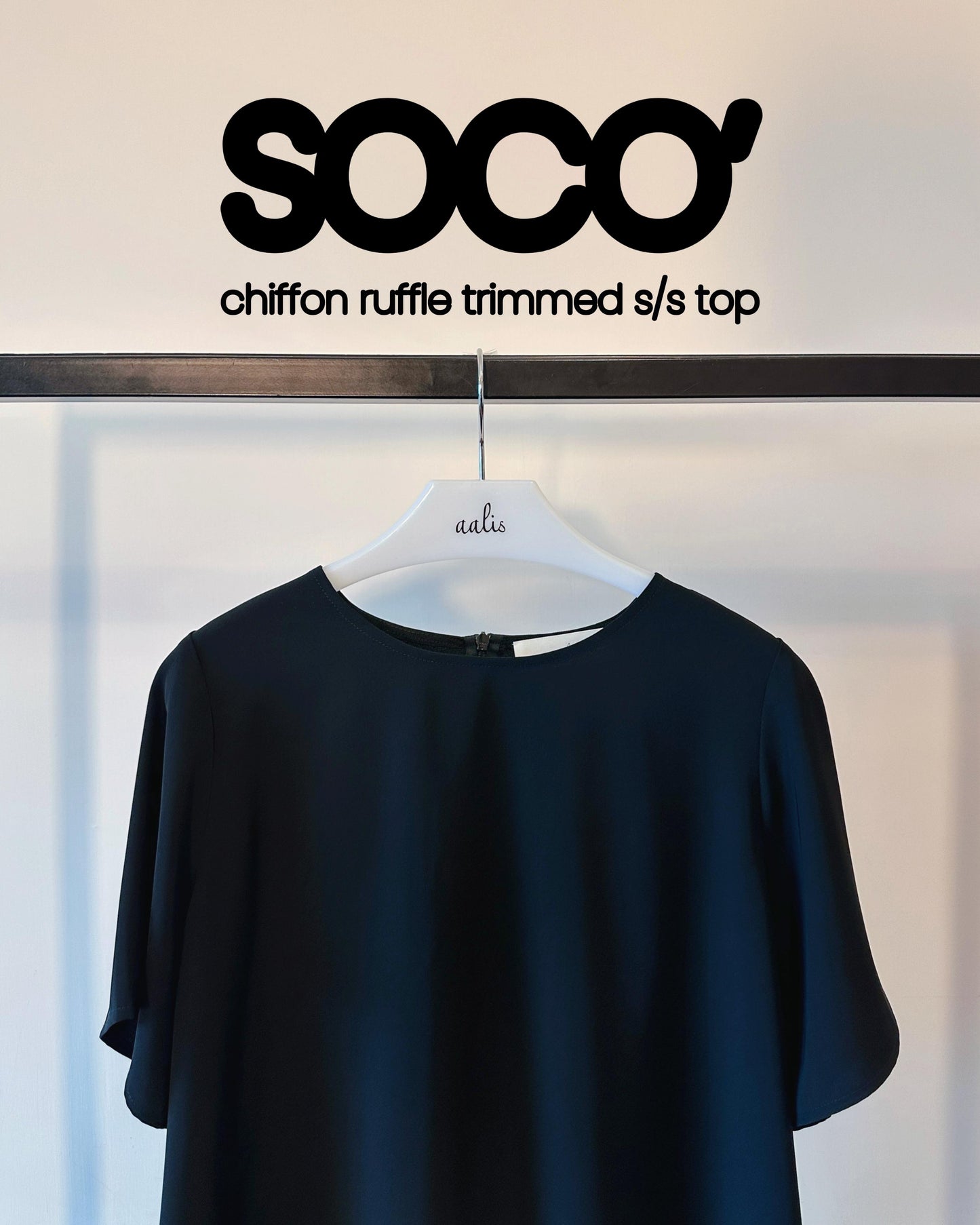 aalis SOCO chiffon ruffle trimmed s/s top (Navy)