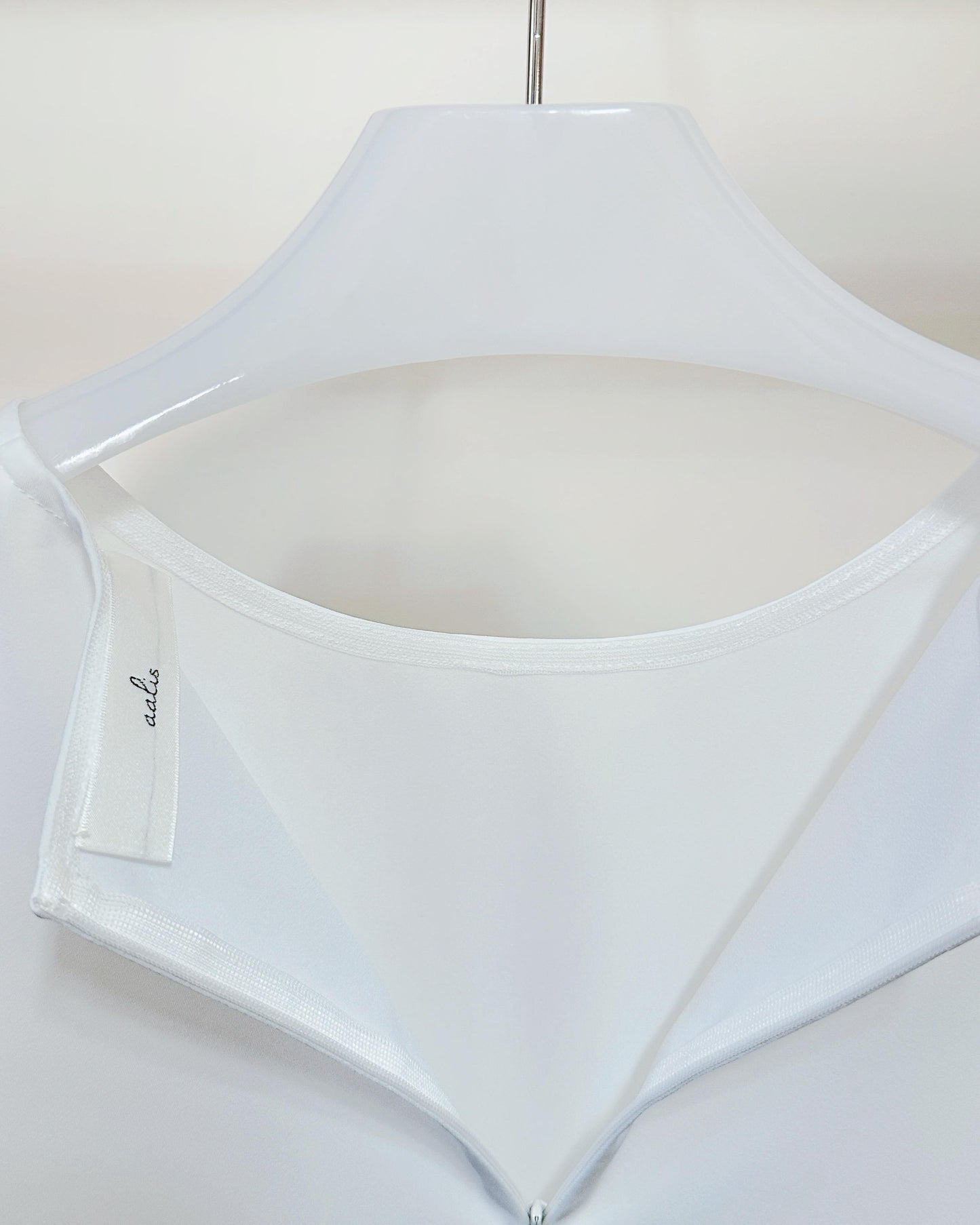 aalis SOCO chiffon ruffle trimmed s/s top (White)
