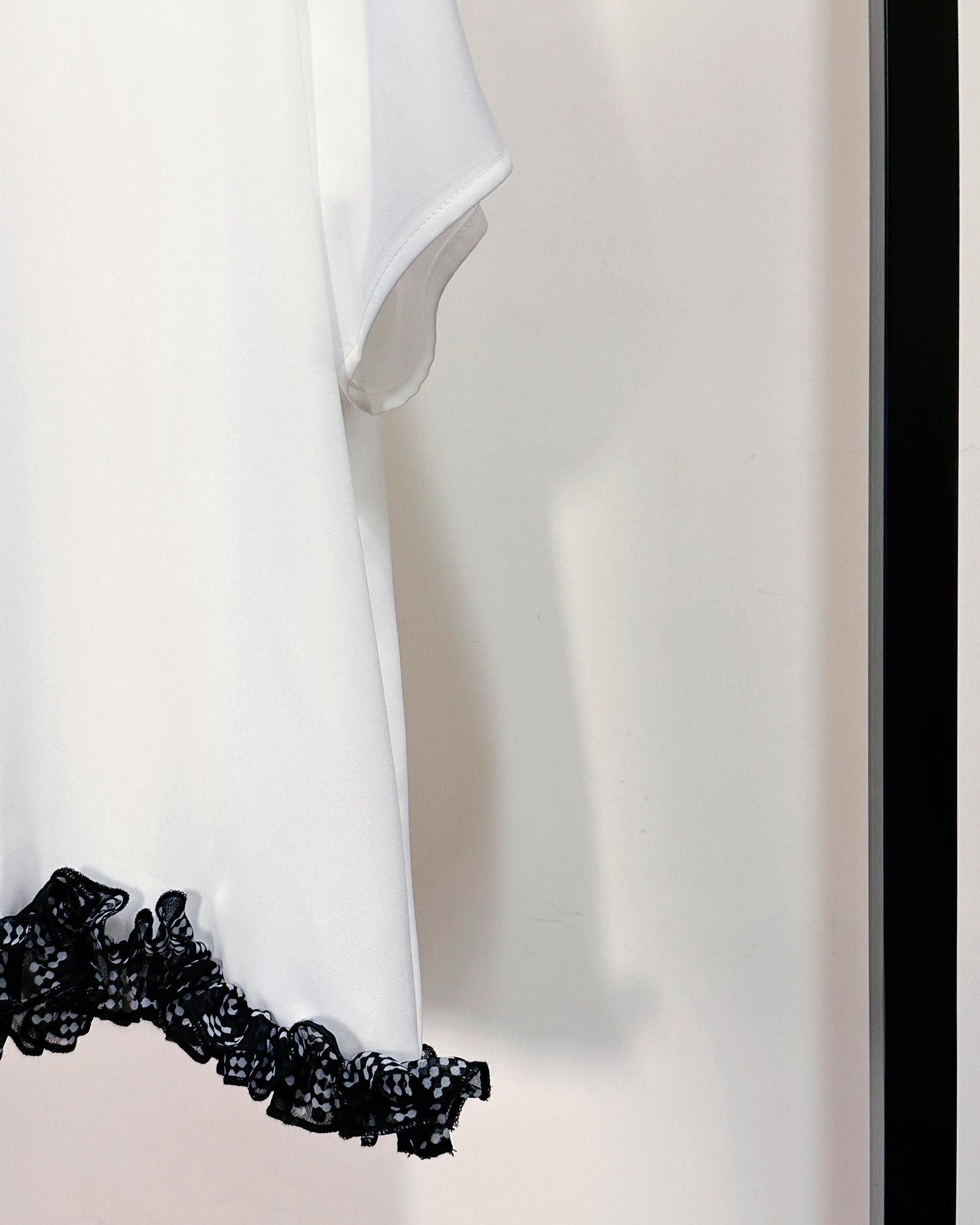 aalis SOCO chiffon ruffle trimmed s/s top (White)