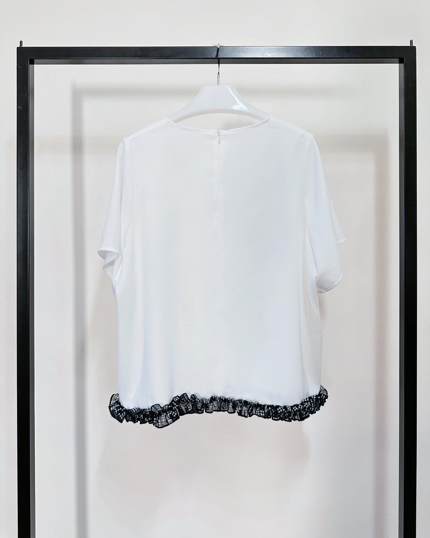 aalis SOCO chiffon ruffle trimmed s/s top (White)