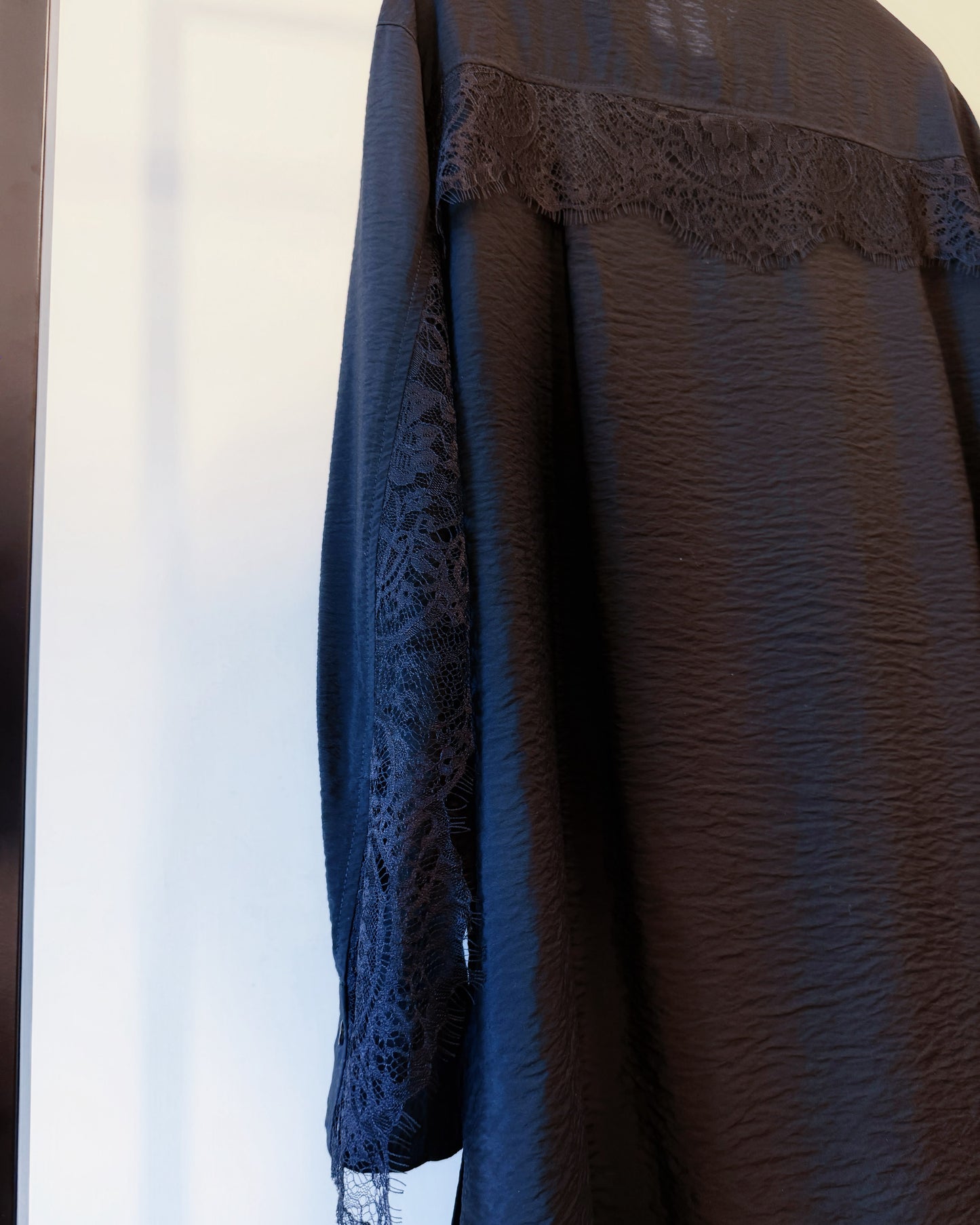 aalis MARLINE front pockets lace detail shirt (Black)
