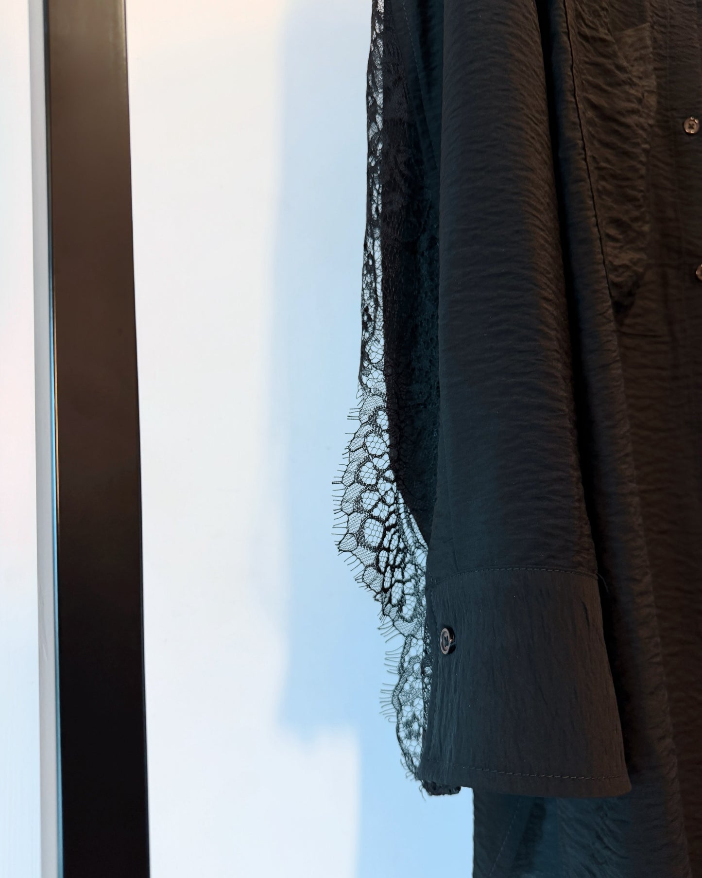 aalis MARLINE front pockets lace detail shirt (Black)