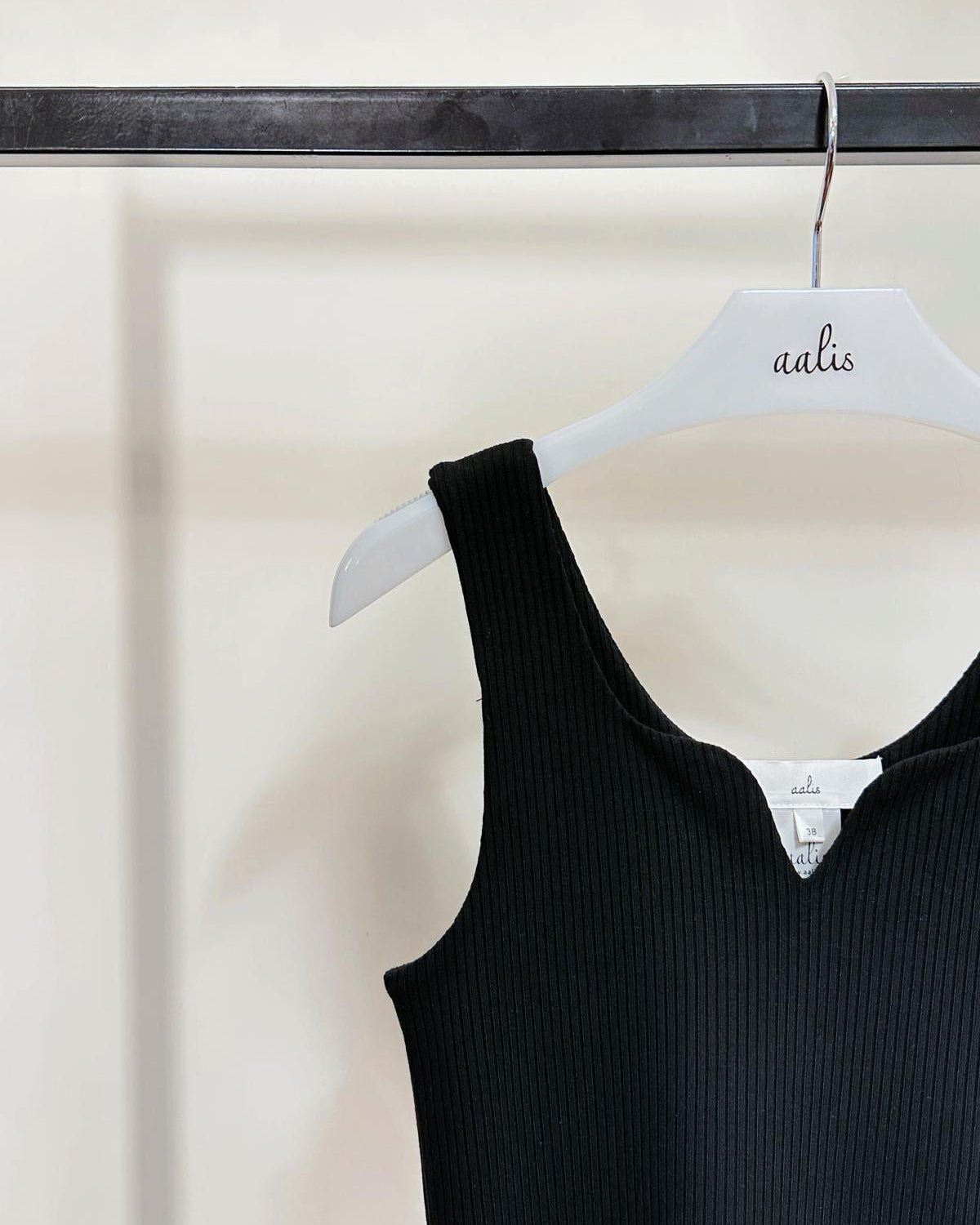 aalis MOXIE SS26 sweetheart knit tank (Black)