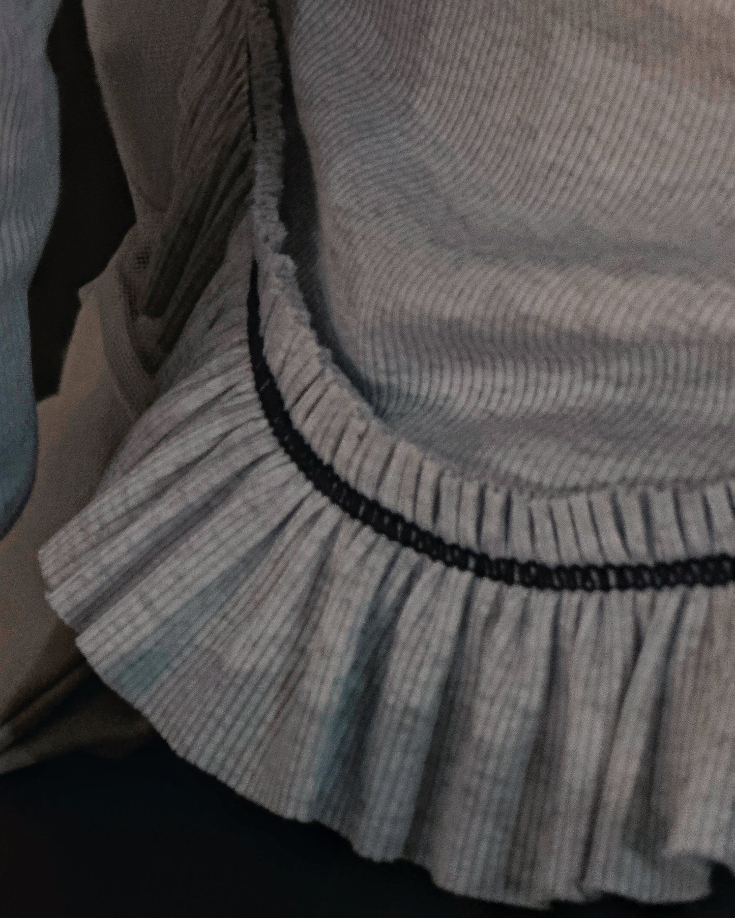 aalis YANKA 荷叶边缝合细节 长袖上衣 (白色)