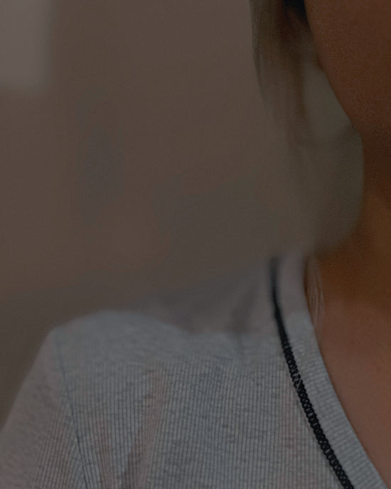 aalis YANKA 荷叶边缝合细节 长袖上衣 (白色)