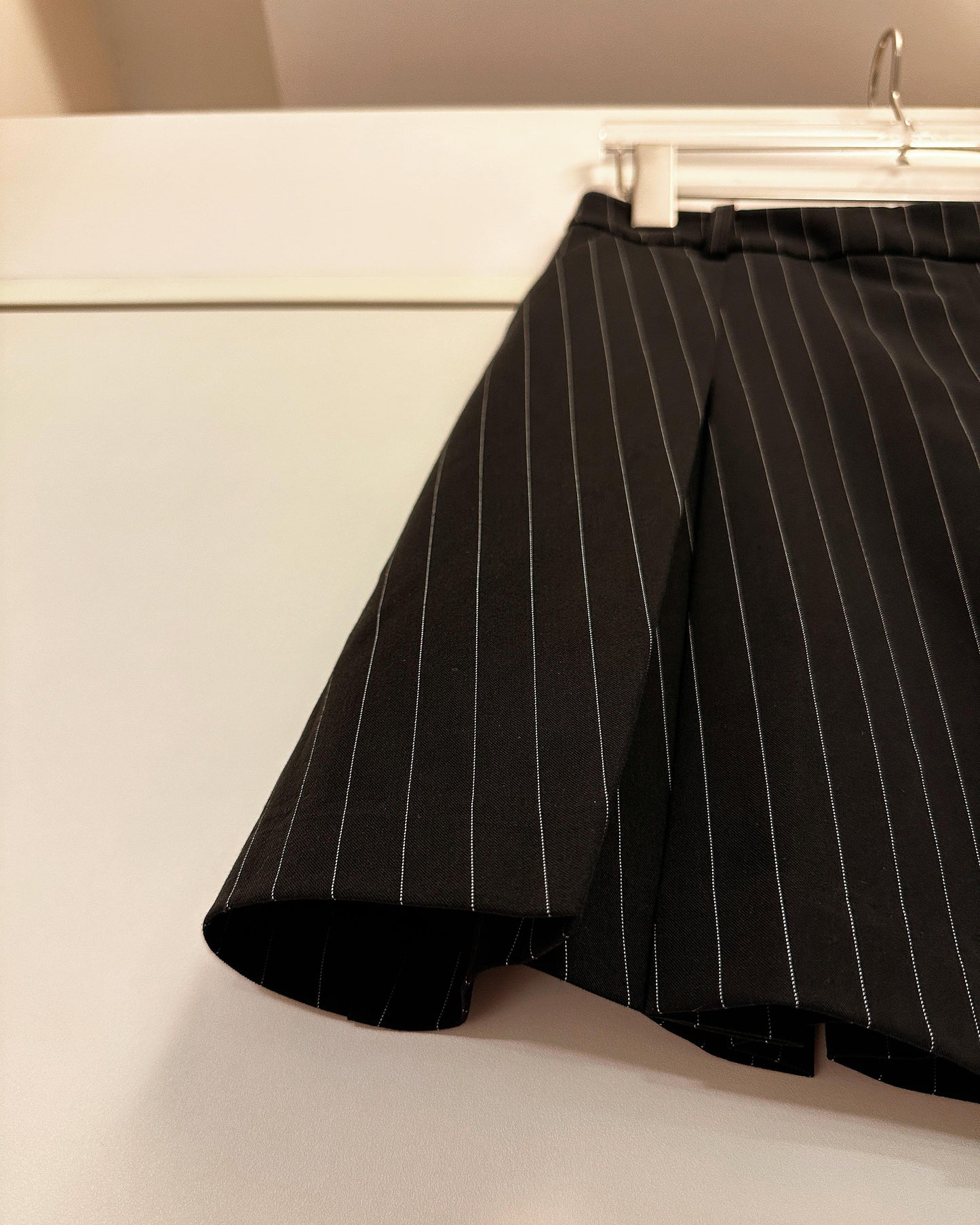 aalis FAYE STRIPED pleated mini skirt (Black Mix)