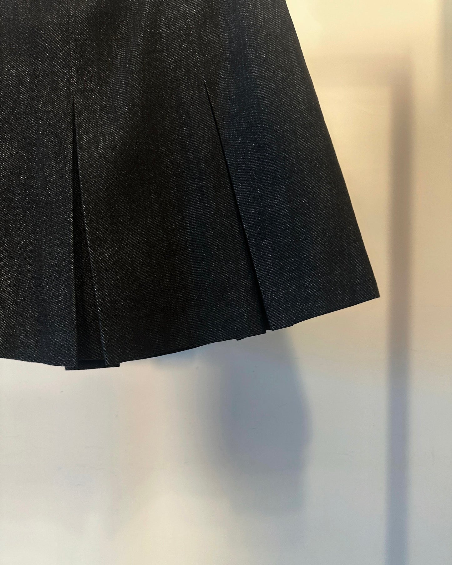 aalis FAYE DENIM pleated mini skirt (Black Denim)