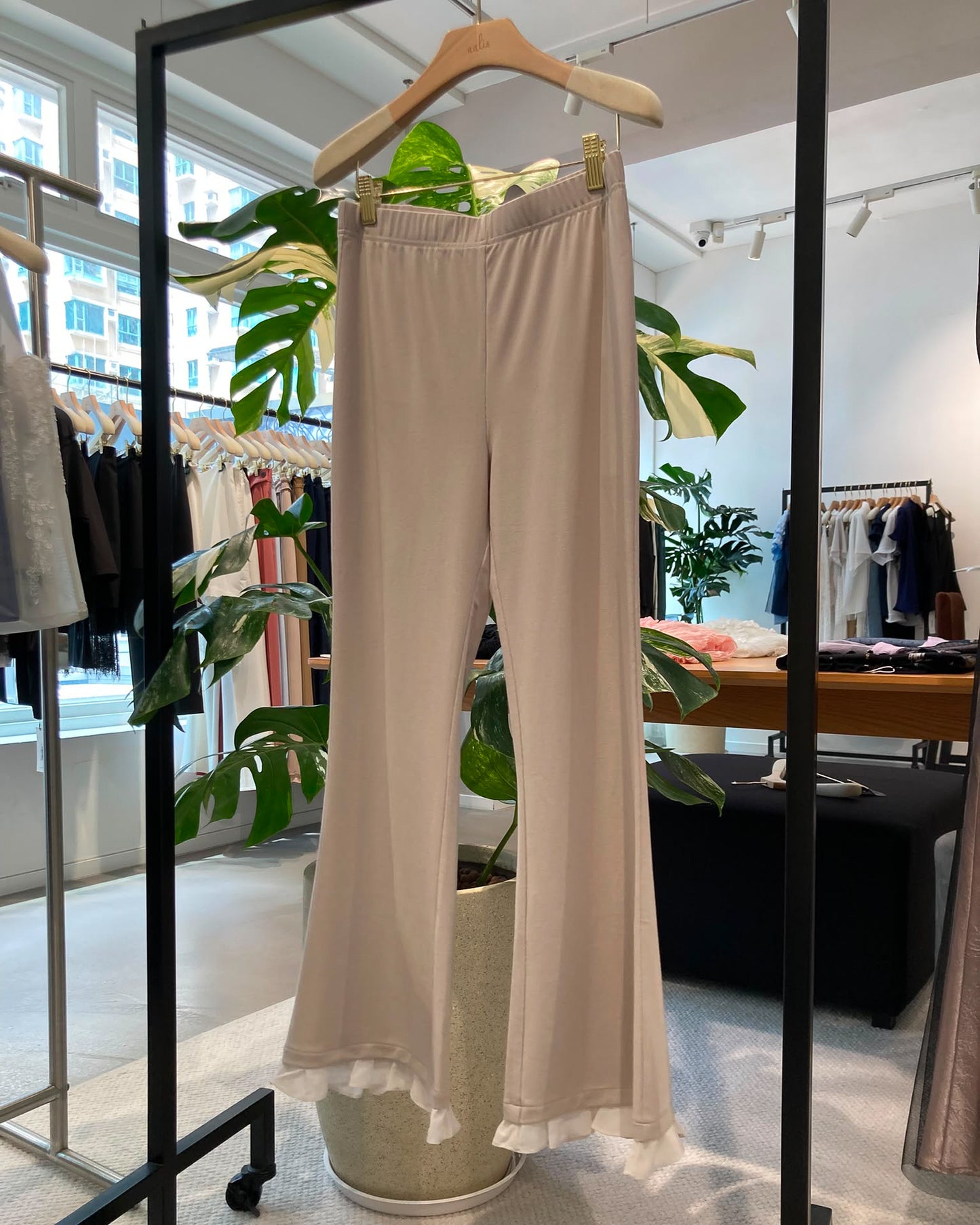 aalis DAMIEN SS26 chiffon ruffle hem pants (Beige)