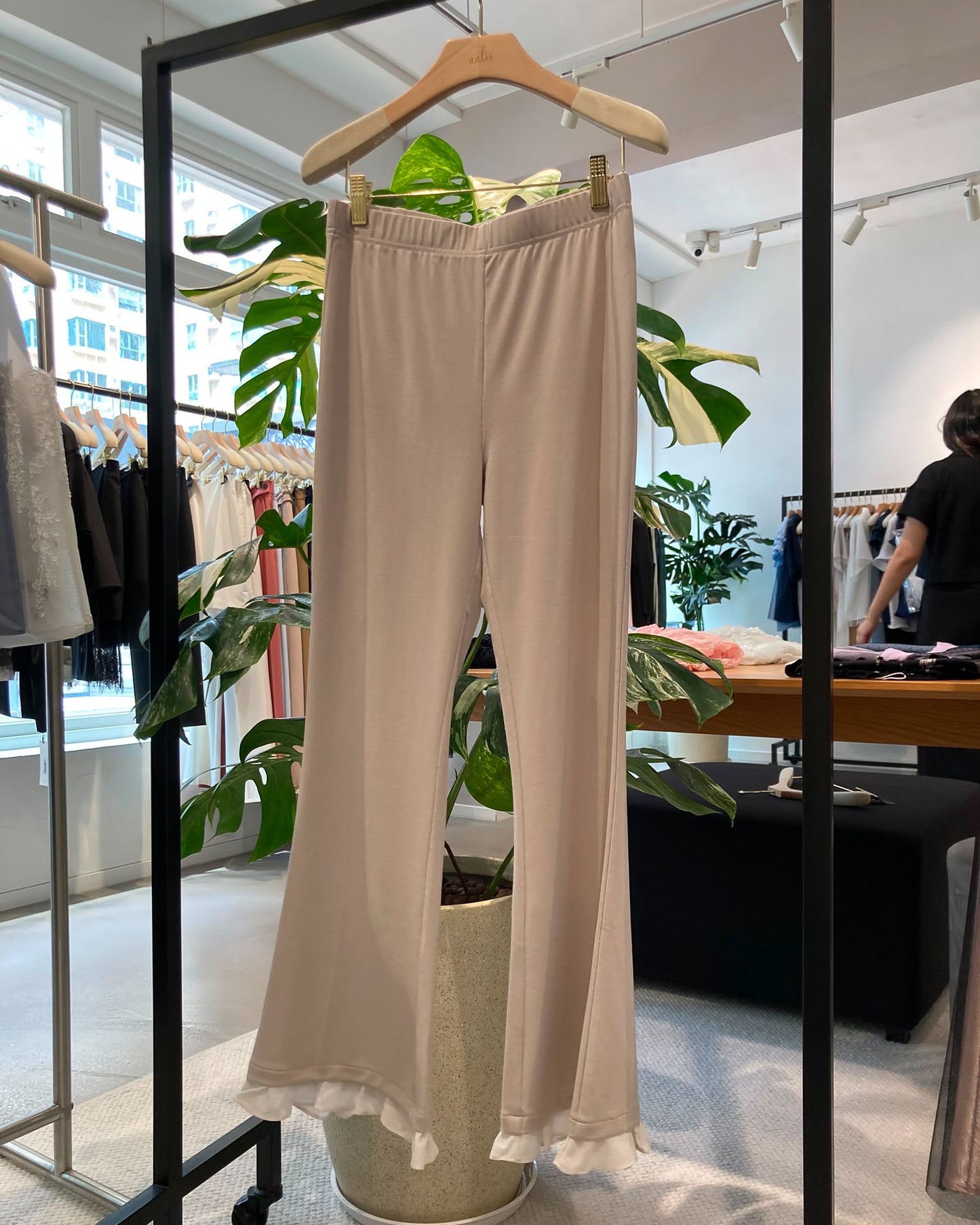 aalis DAMIEN SS26 chiffon ruffle hem pants (Beige)