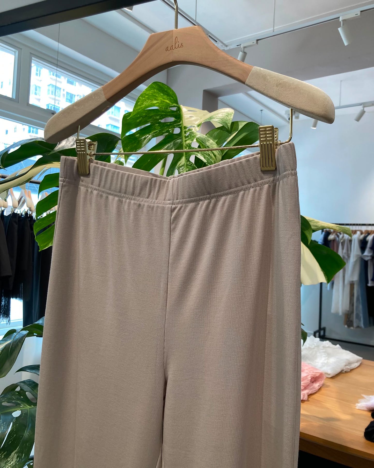 aalis DAMIEN SS26 chiffon ruffle hem pants (Beige)
