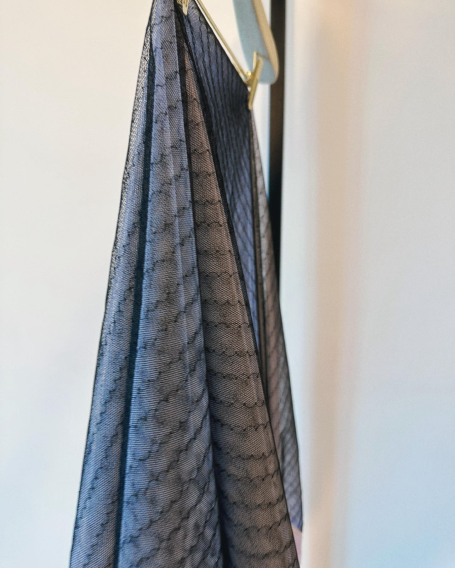 (Pre-order) aalis LISI MESH SS26 ruffle hem scarf (Black Stripe)