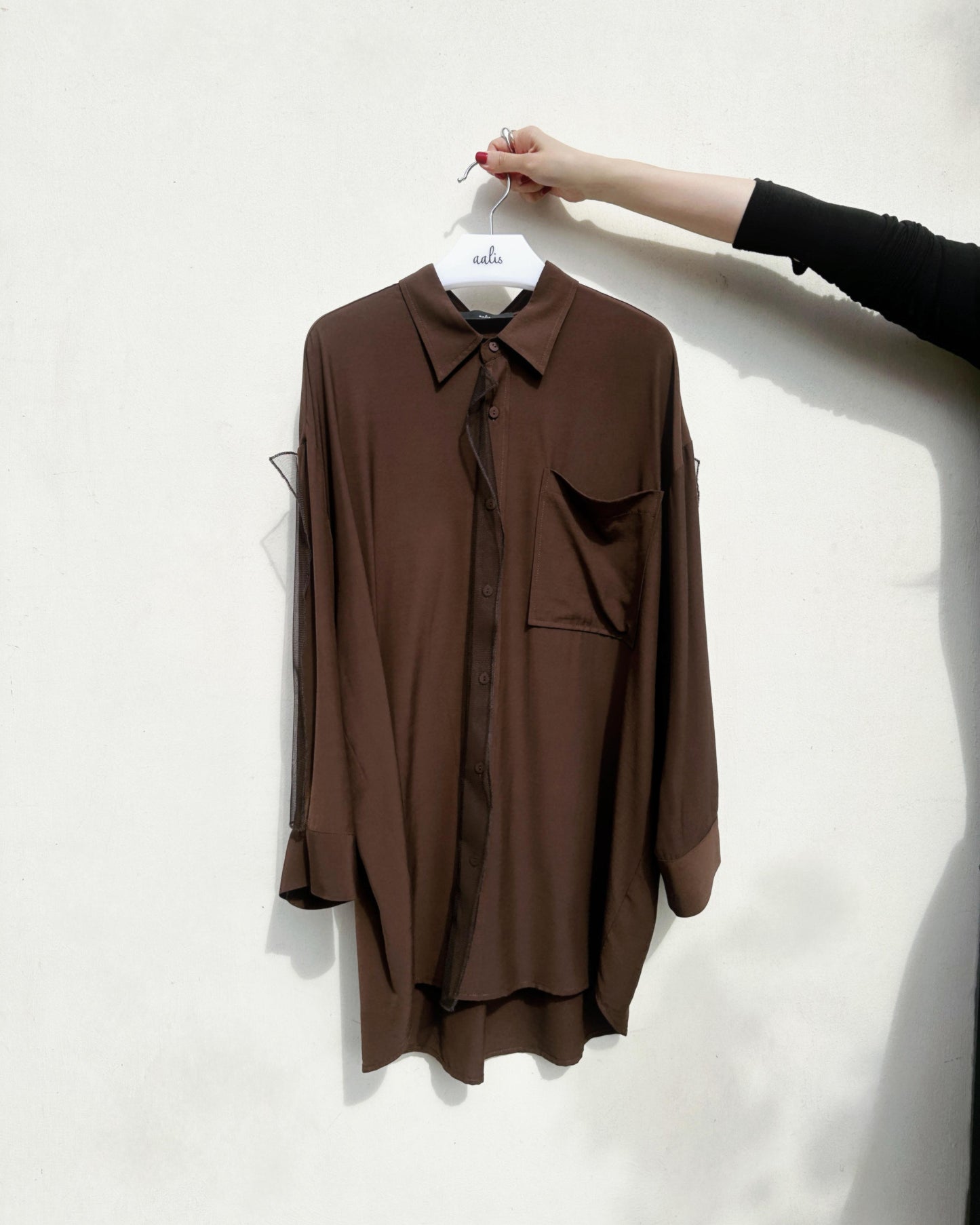 aalis COFFEY FW25 single pocket mesh detail oversized shirt (Brown)