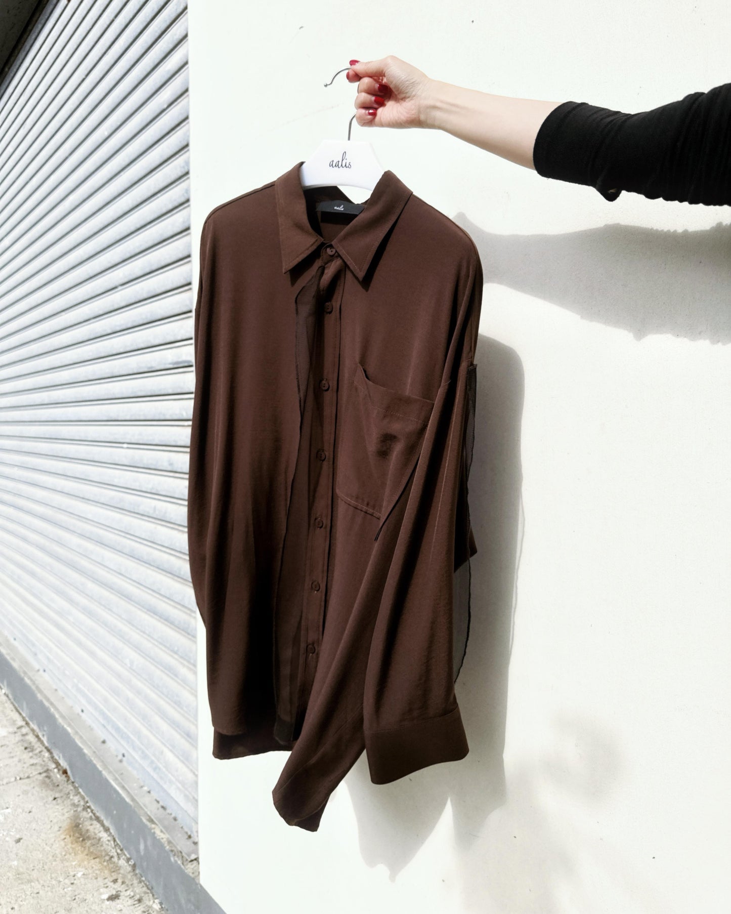 aalis COFFEY FW25 single pocket mesh detail oversized shirt (Brown)