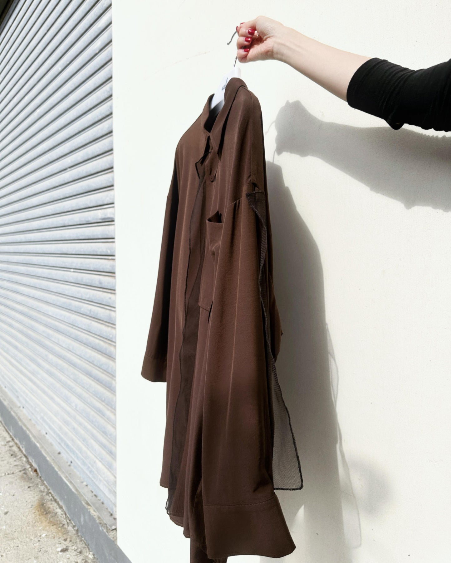 aalis COFFEY FW25 single pocket mesh detail oversized shirt (Brown)