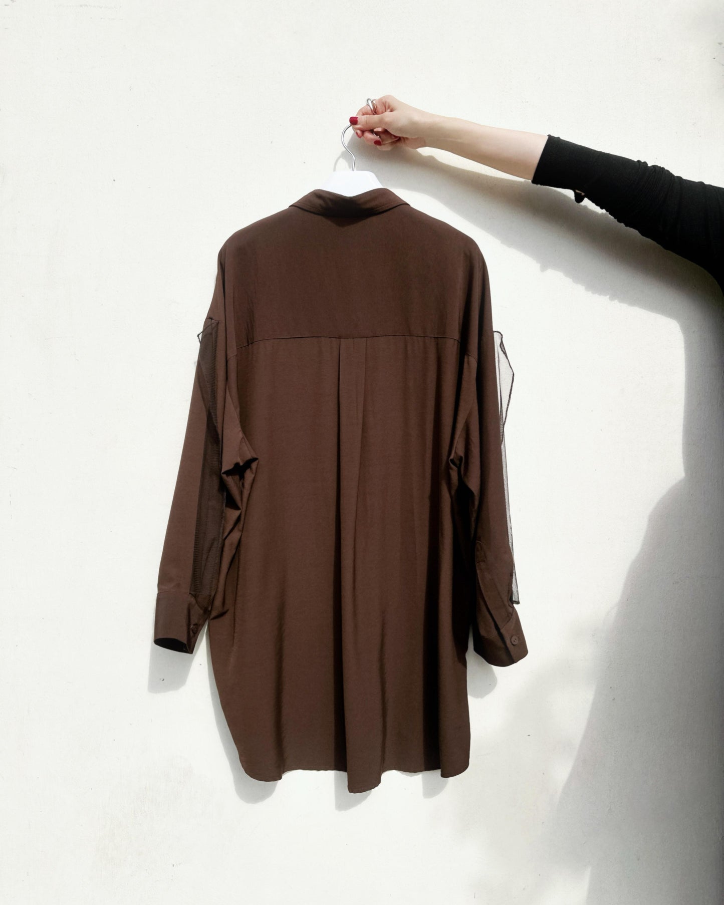 aalis COFFEY FW25 single pocket mesh detail oversized shirt (Brown)