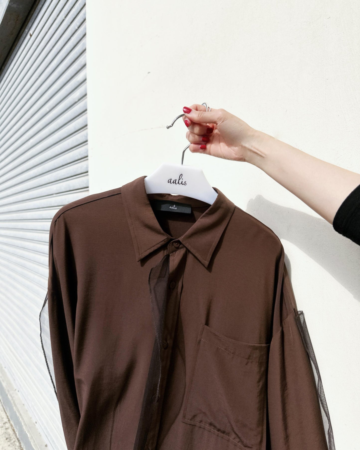 aalis COFFEY FW25 single pocket mesh detail oversized shirt (Brown)