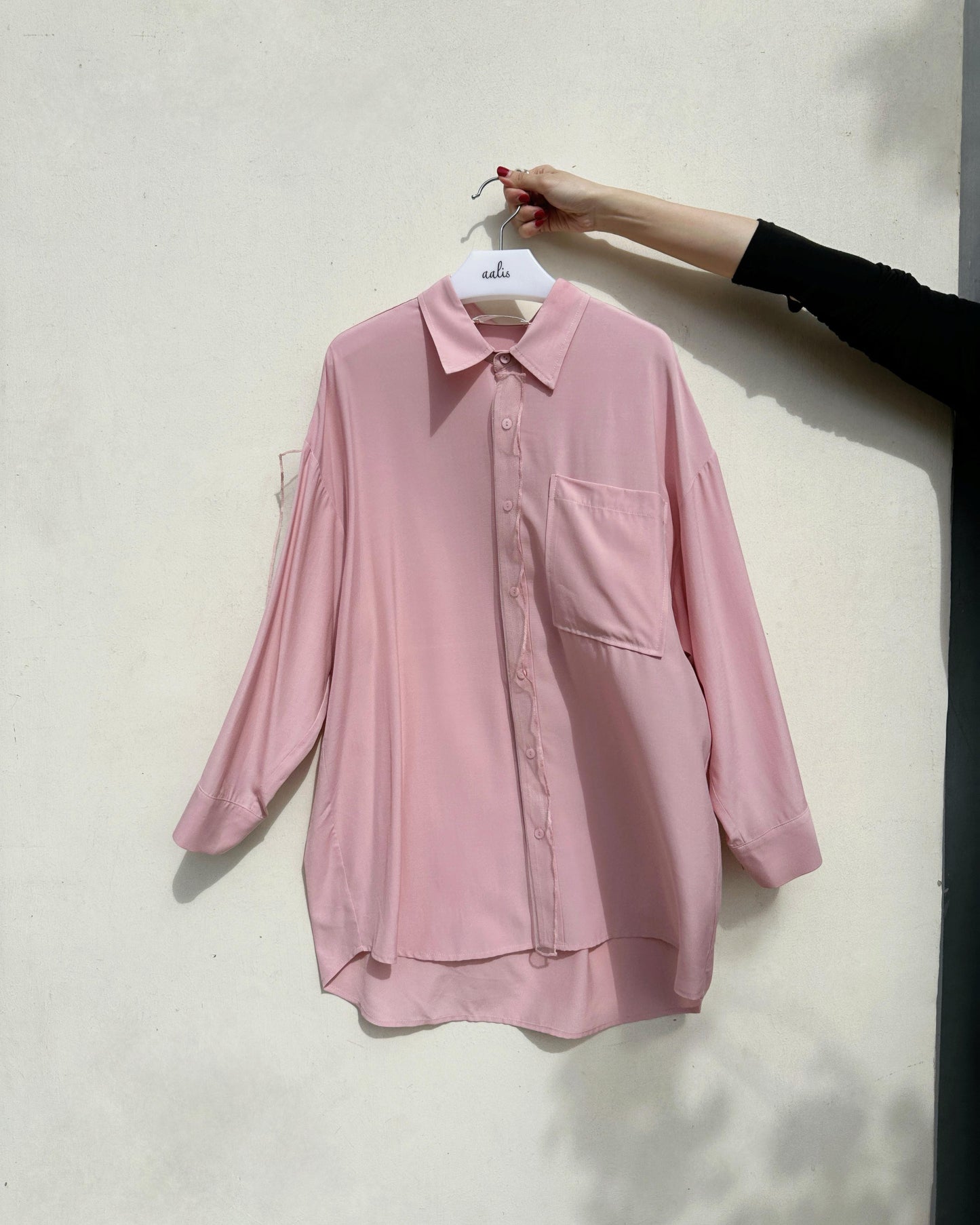 aalis COFFEY FW25 single pocket mesh detail oversized shirt (Pink)