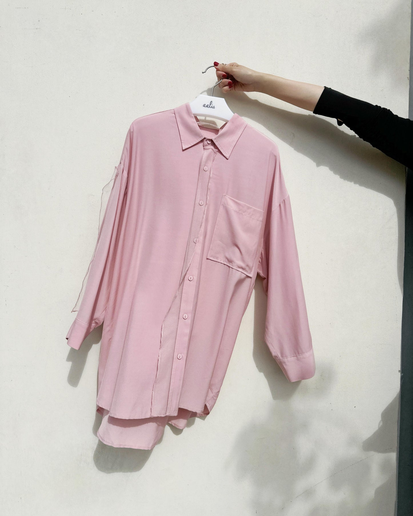 aalis COFFEY FW25 single pocket mesh detail oversized shirt (Pink)