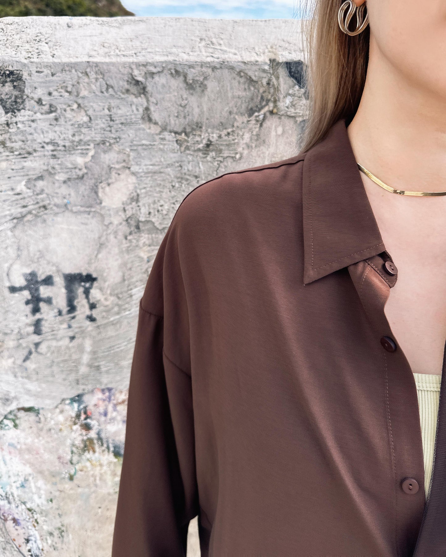 aalis COFFEY FW25 single pocket mesh detail oversized shirt (Brown)