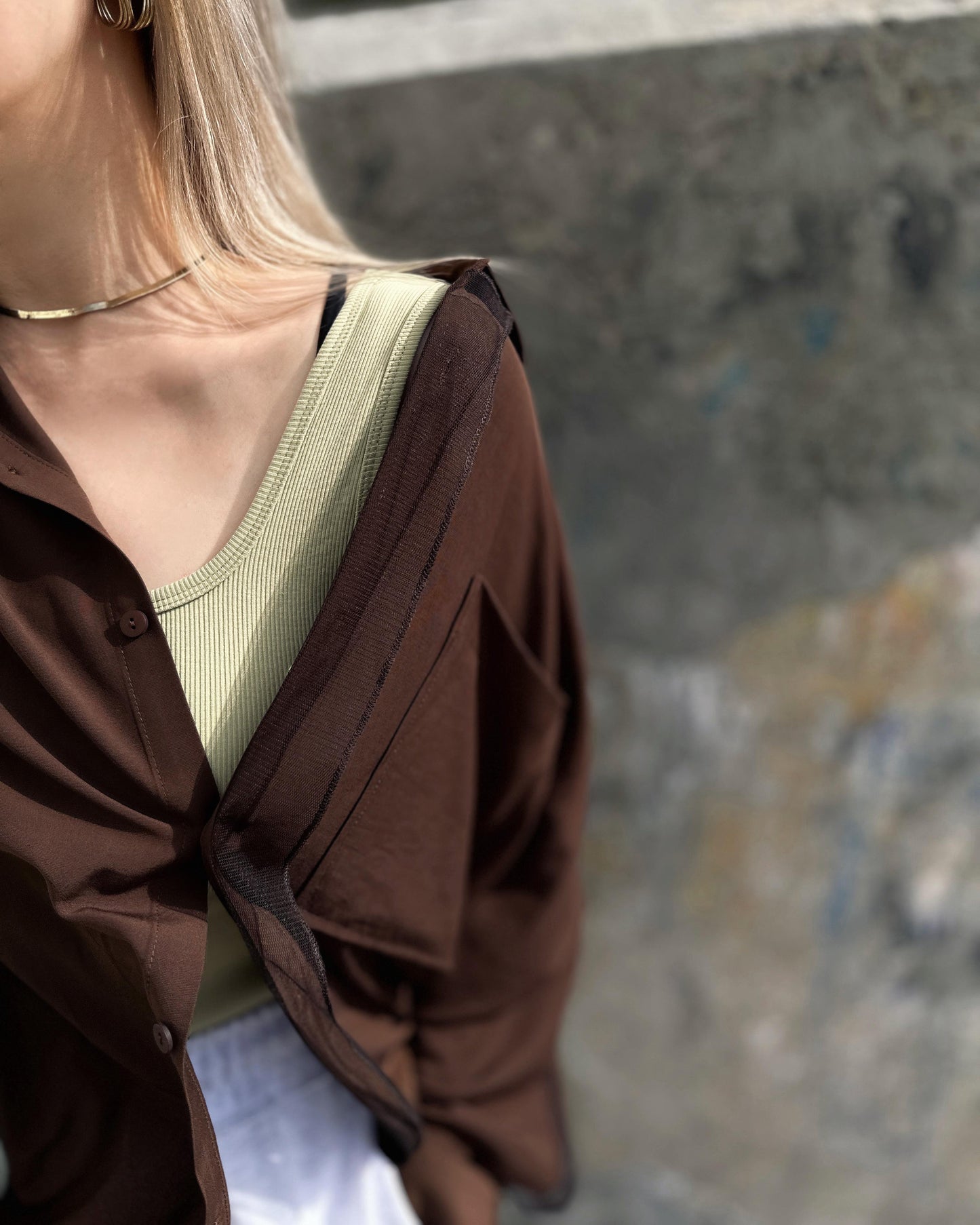 aalis COFFEY FW25 single pocket mesh detail oversized shirt (Brown)